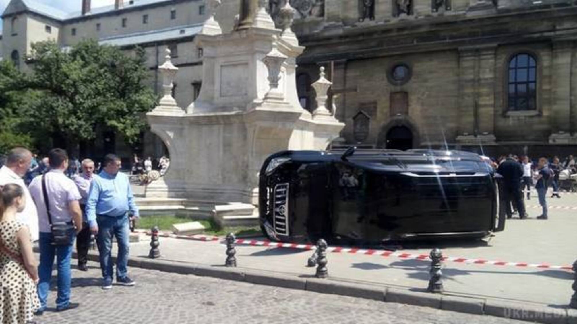 Іномарка врізалася в натовп людей в центрі Львова – кадри з місця смертельної трагедії