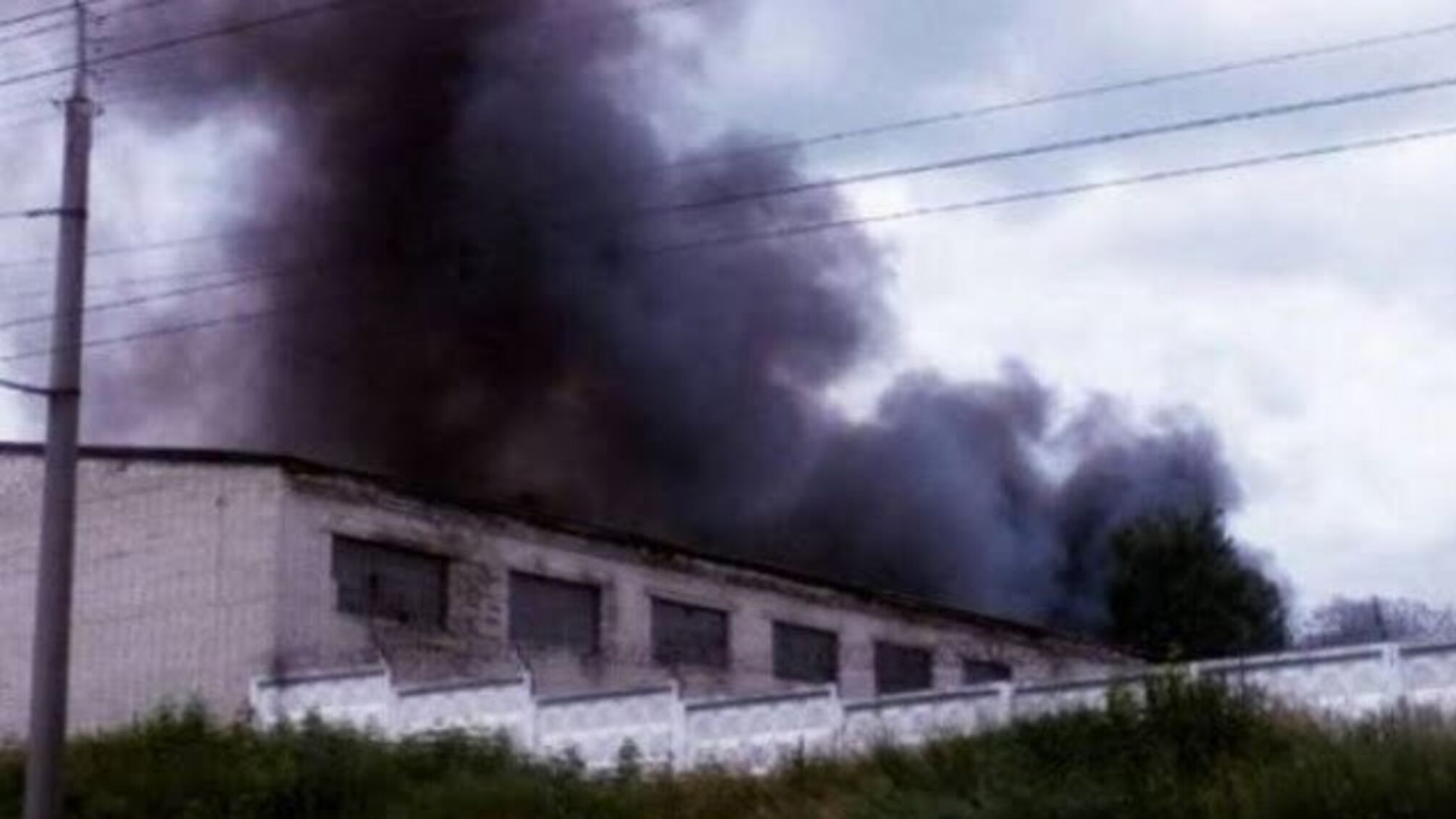 На території військового складу в Рівному прогриміли вибухи: місцеві жителі пишуть про сильну пожежу