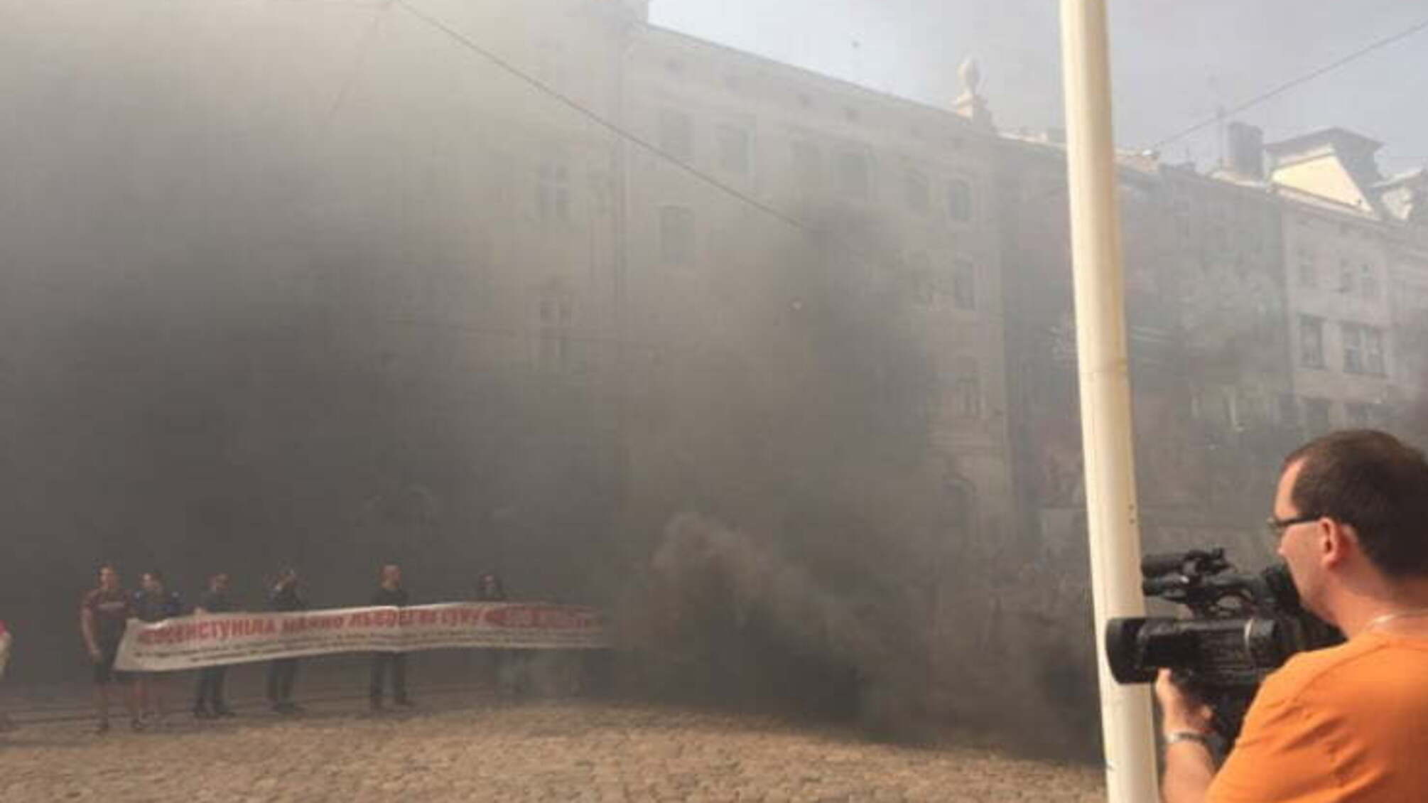 Розлючені львів'яни перед початком сесії закидали міськраду димовими шашками