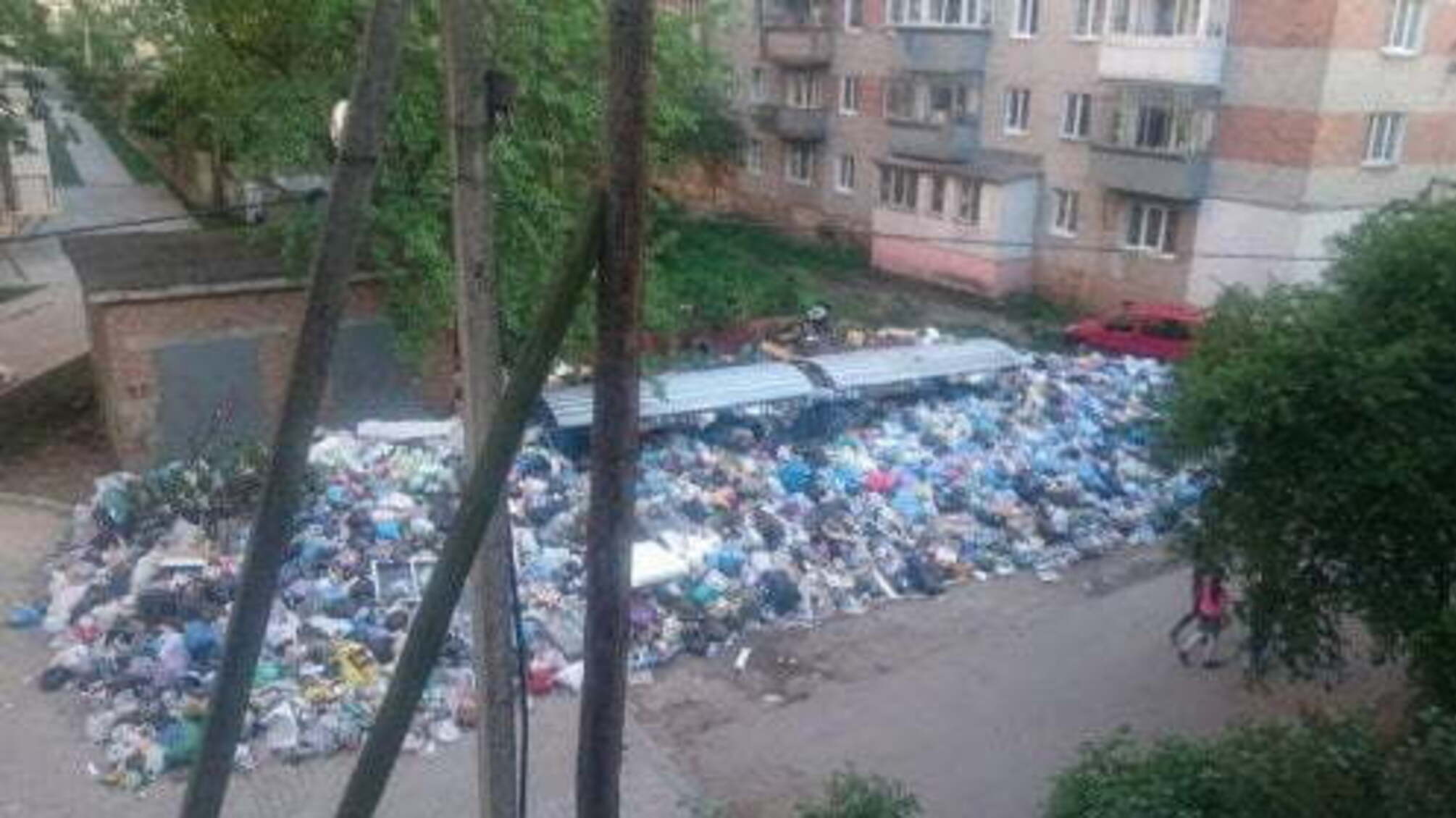 'Сміттєва' війна у Львові набирає обертів – містяни заблокували ще одну вулицю (кадри)