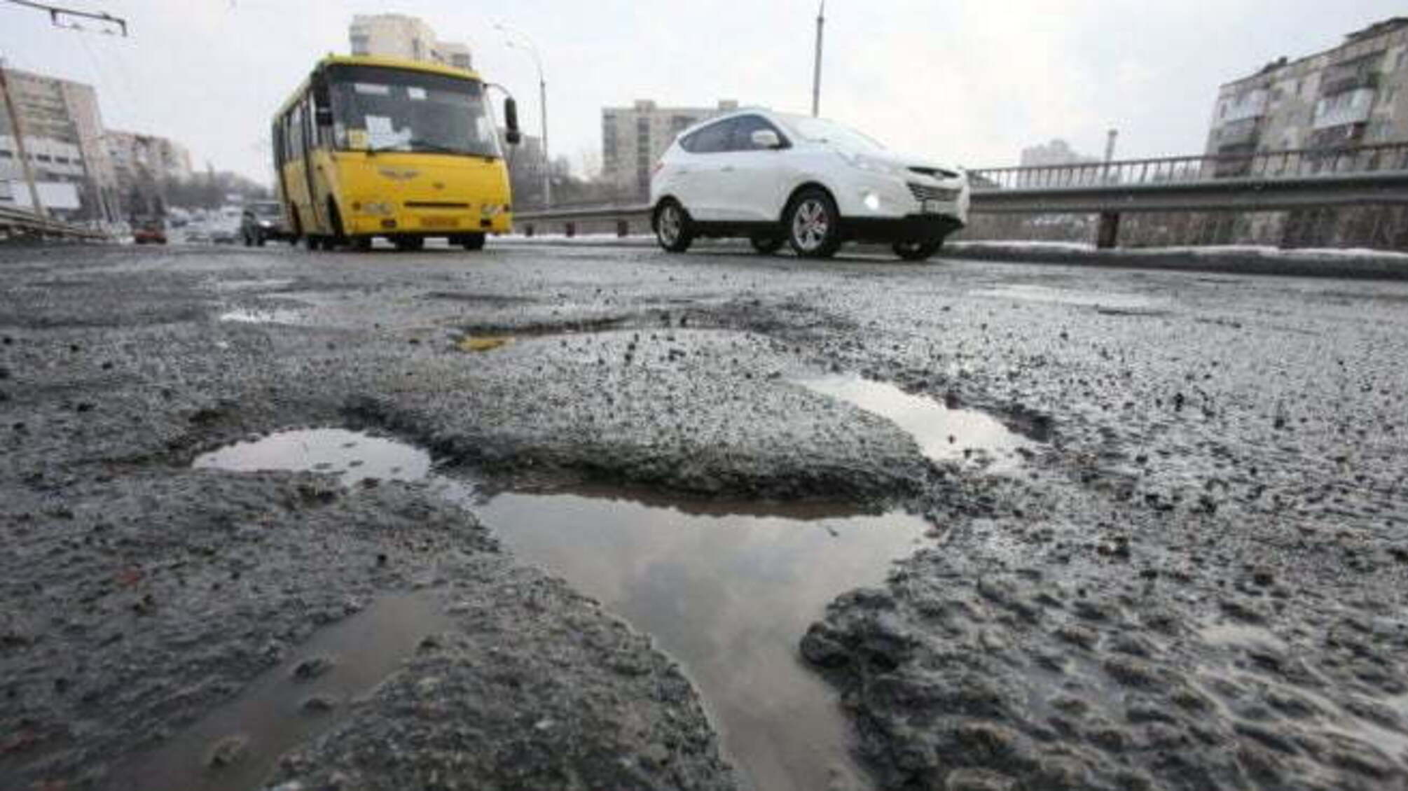 Гройсман розповів, коли українські дороги будуть у нормальному стані