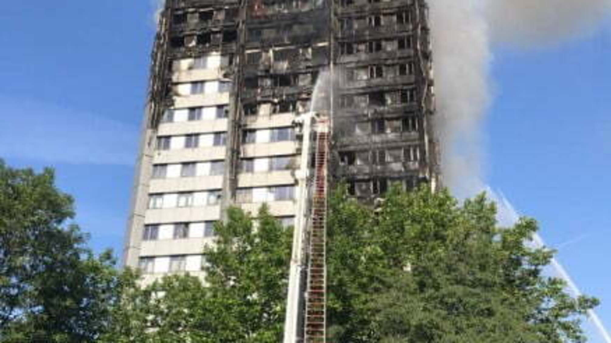У Лондоні масштабна пожежа: не вдається загасити палаючу 27-поверхівку