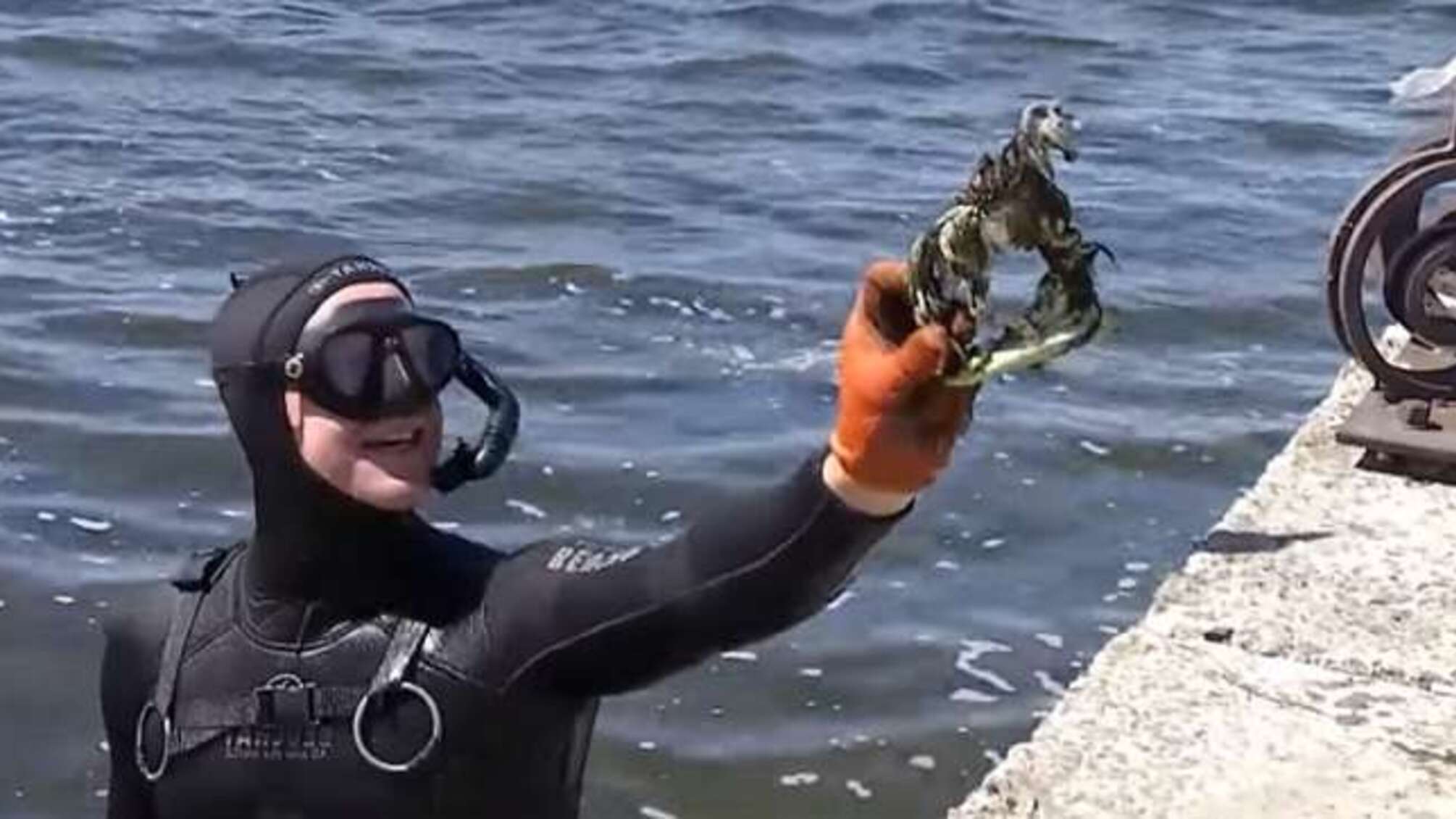 Водолази підняли з дна Дніпра дві тонни непотребу
