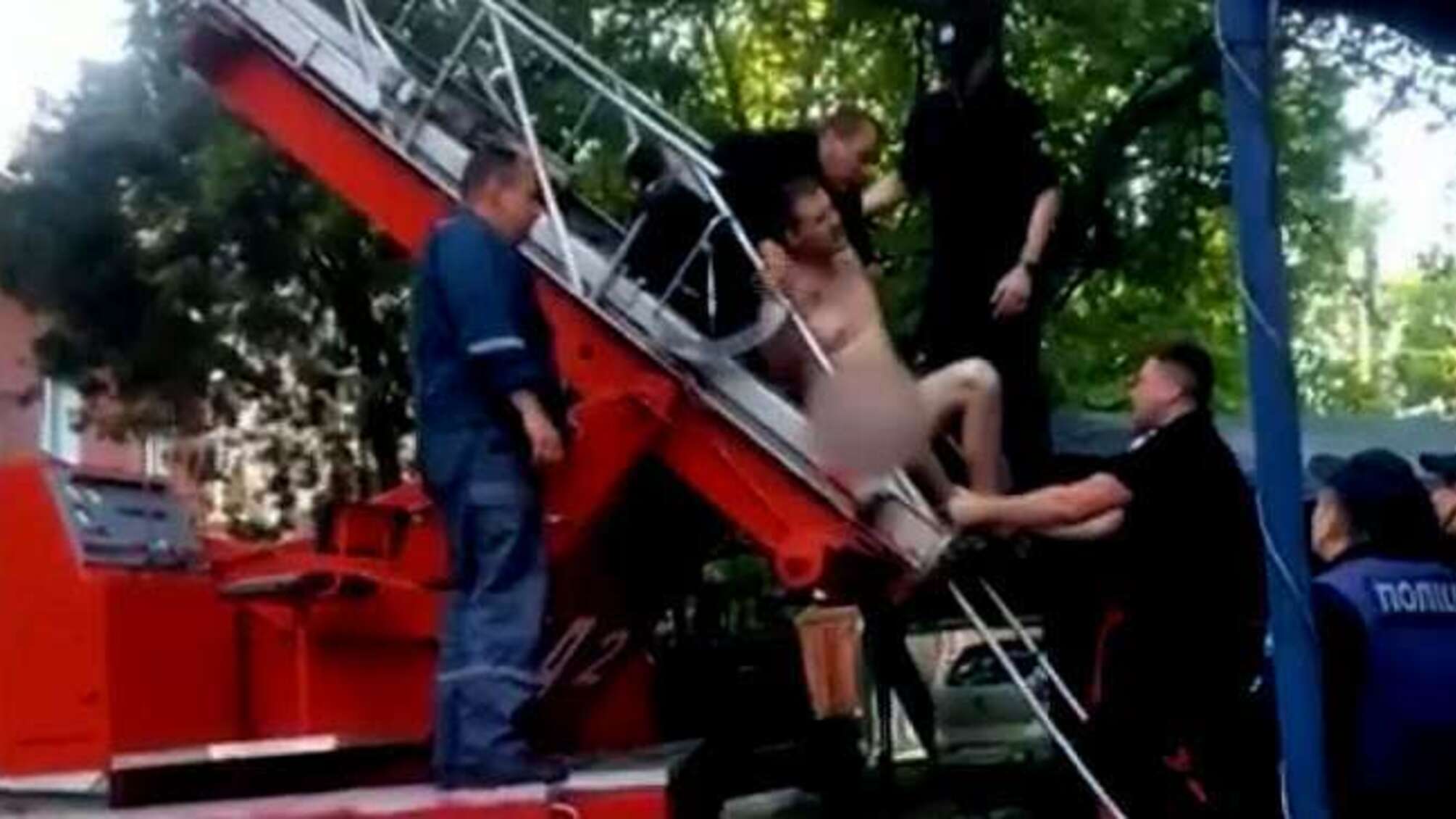 У Дніпрі поліцейські 4 години вмовляли чоловіка злізти з даху багатоповерхівки