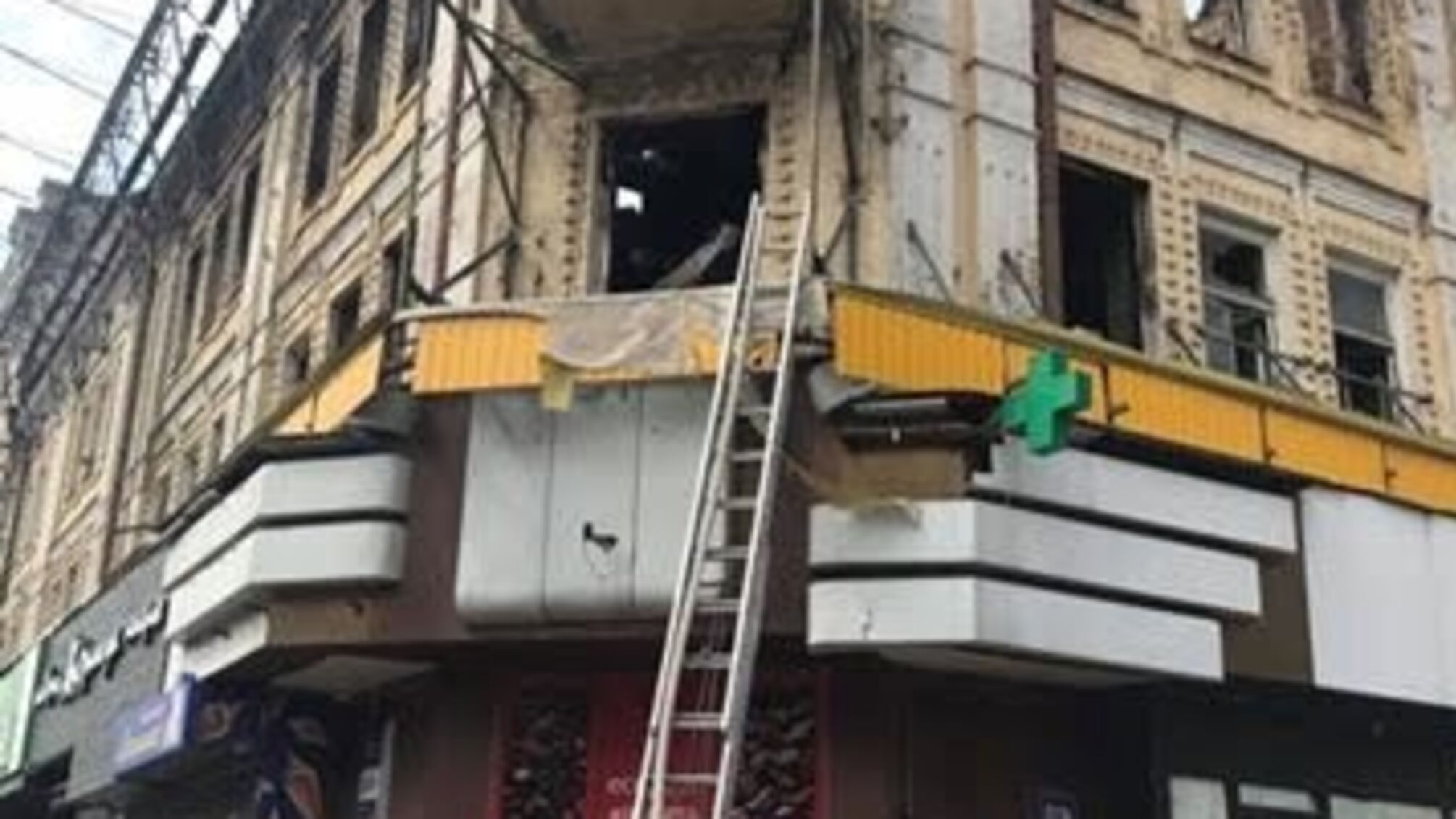 В Києві знову гасили пожежу в гастрономі на Хрещатику – кадри