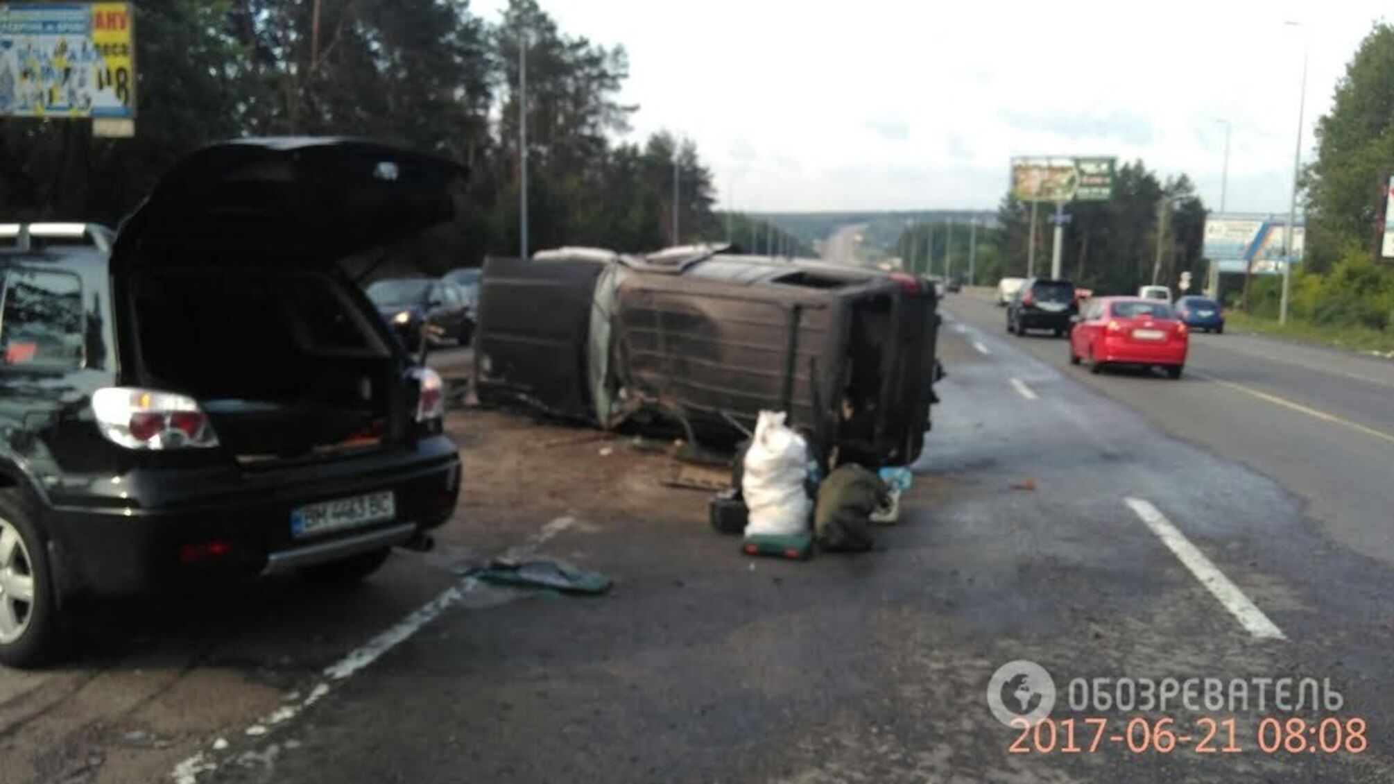 Під Києвом на Одеській трасі сталася серйозна аварія за участю військових: опубліковані кадри
