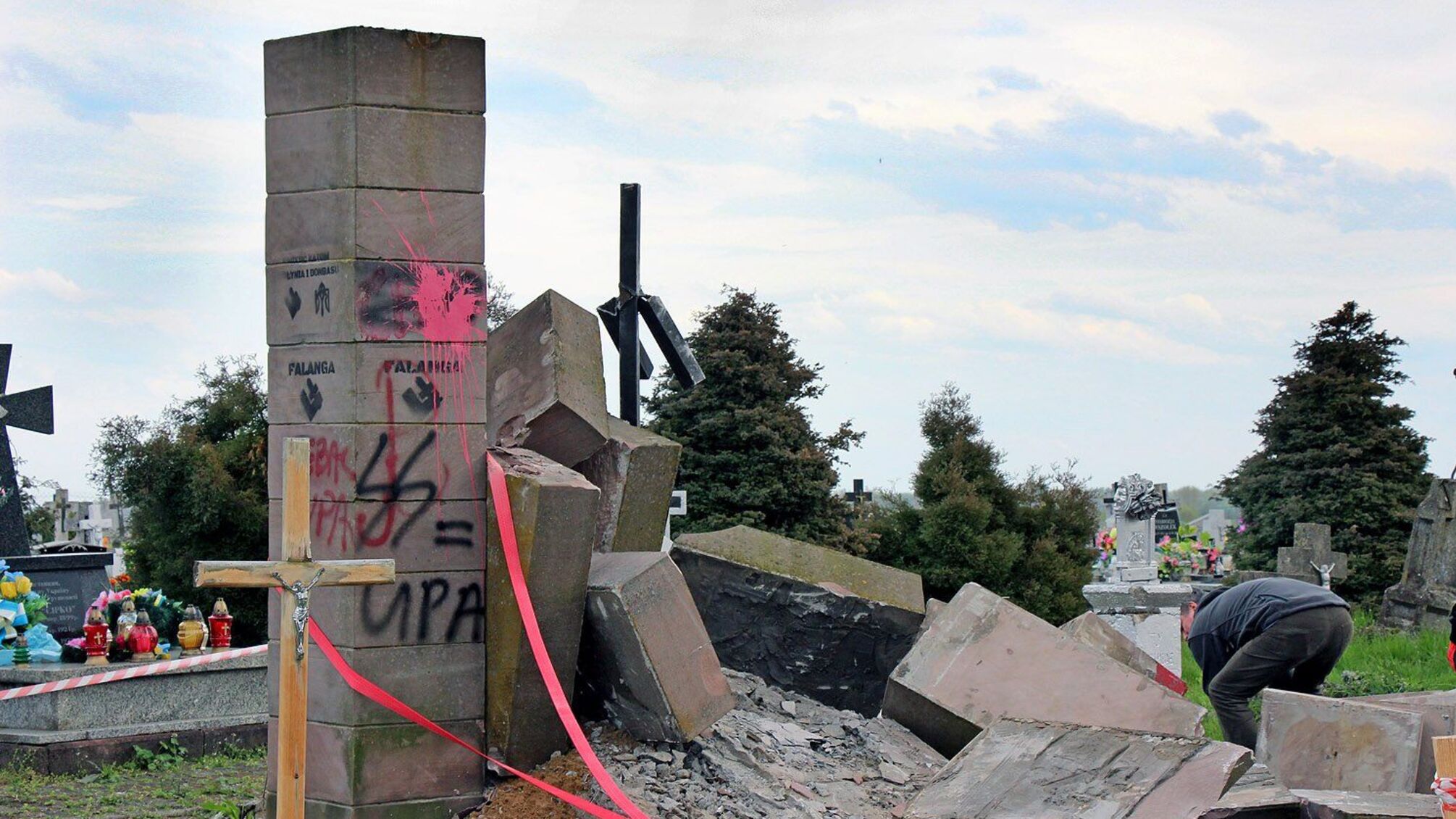 У Польщі заявили, що не відновлюватимуть понівечений вандалами пам'ятник УПА