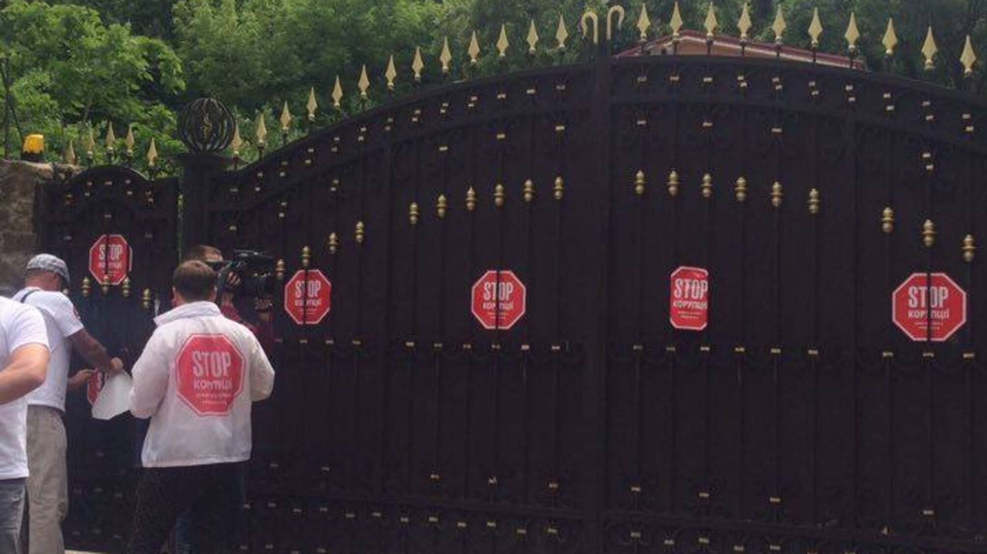 Учасники антикорупційного рейду 'Стоп корупції' навідалися в гості до міського голови Святогірська на Донеччині