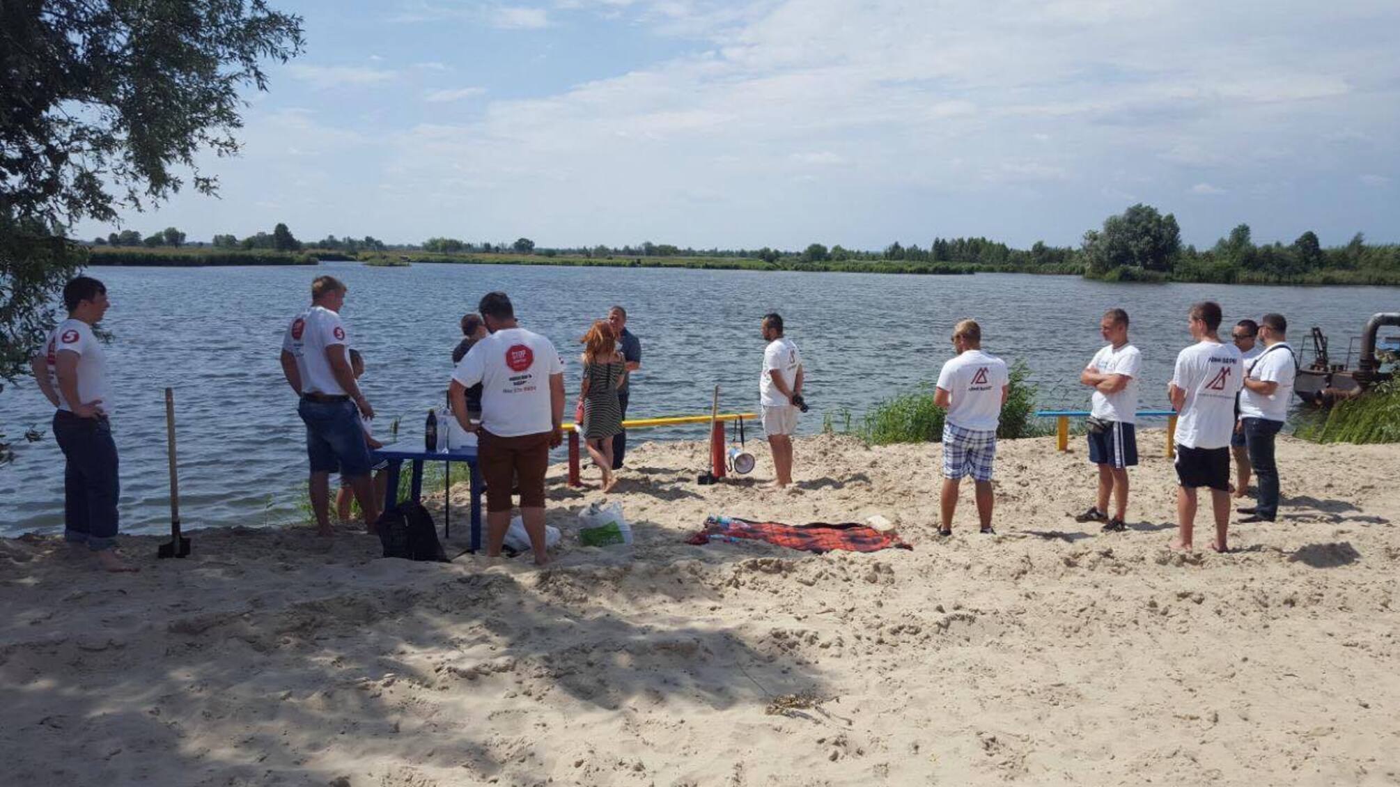 'СтопКор' офіційно відкрив пляж на місці незаконної точки з видобутку піску на озері Тягле у Києві