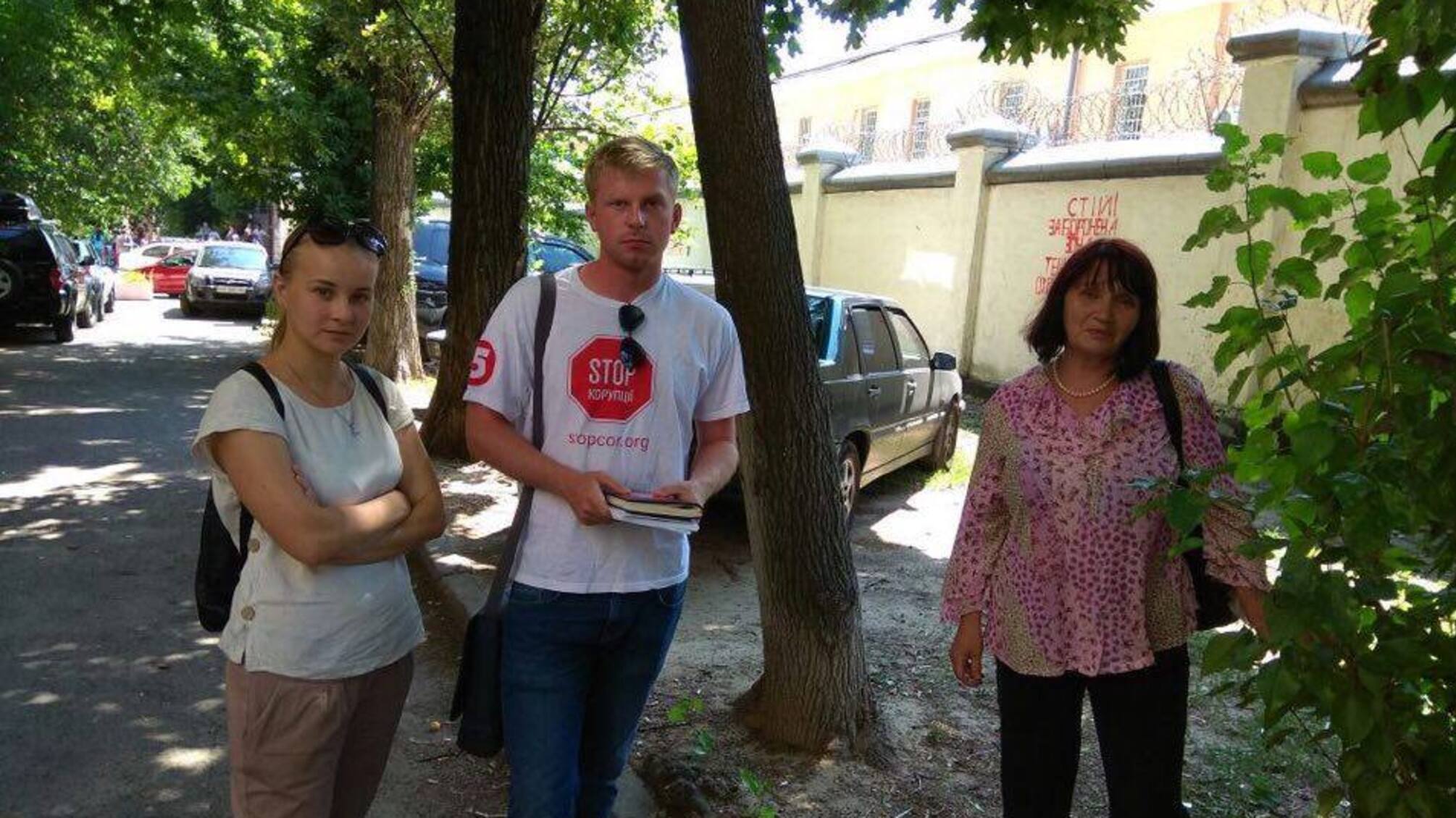 СтопКорівці проводять громадську приймальню під Лук'янівським СІЗО у Києві