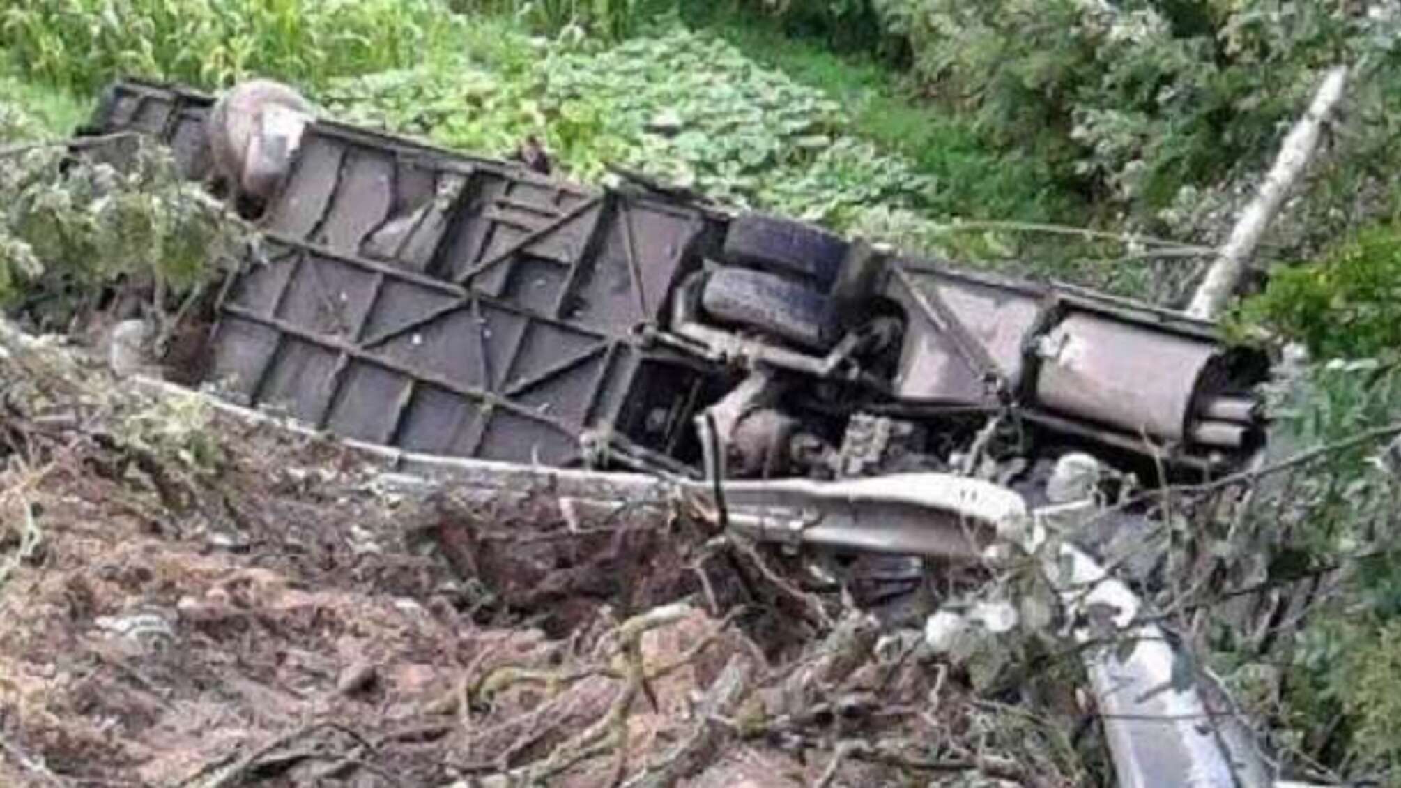 На Тернопільщині в урвище зірвався туристичний автобус, є жертви