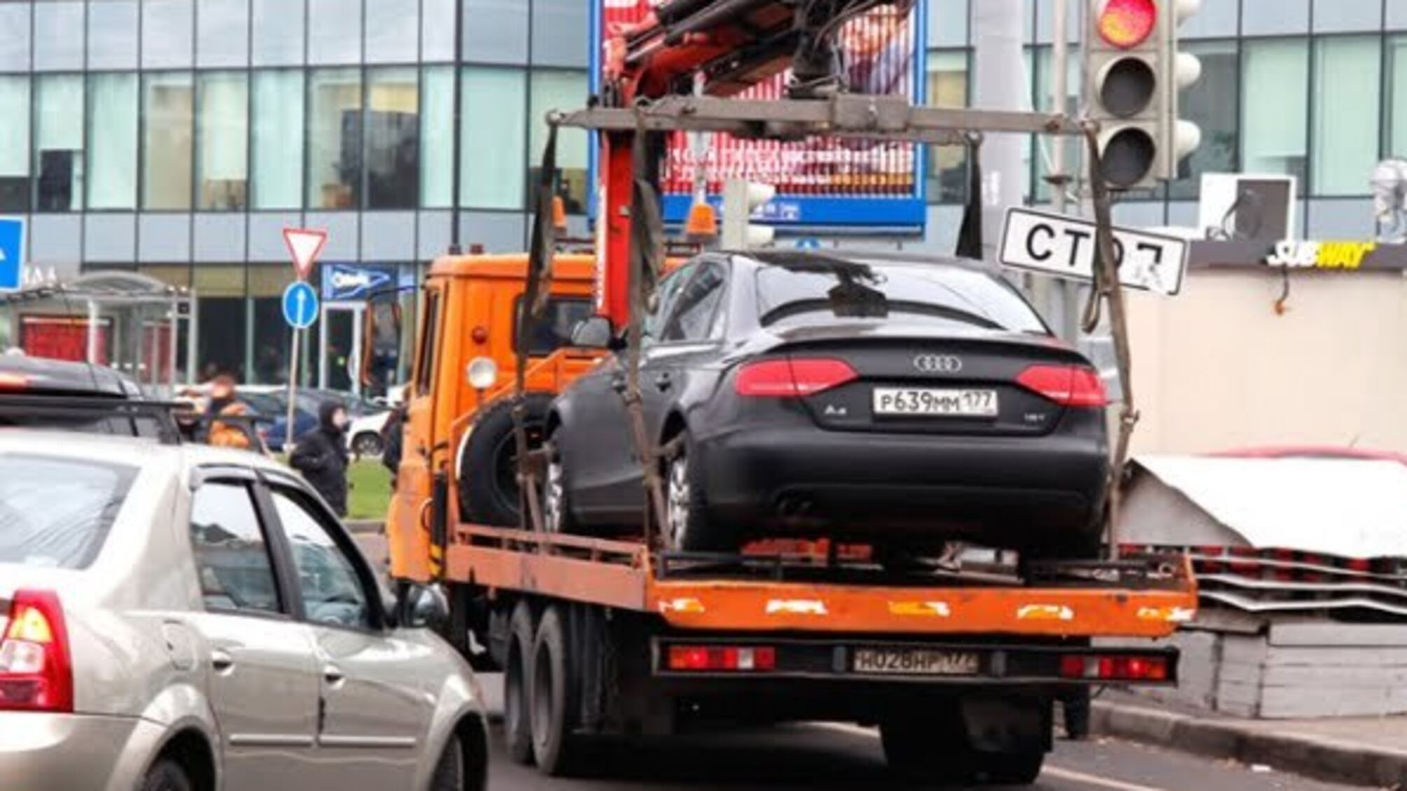 У поліції Хмельницького, за даними 'СтопКору' 'відмазали' копа, який намагався вступитись за брата на авто-двійнику