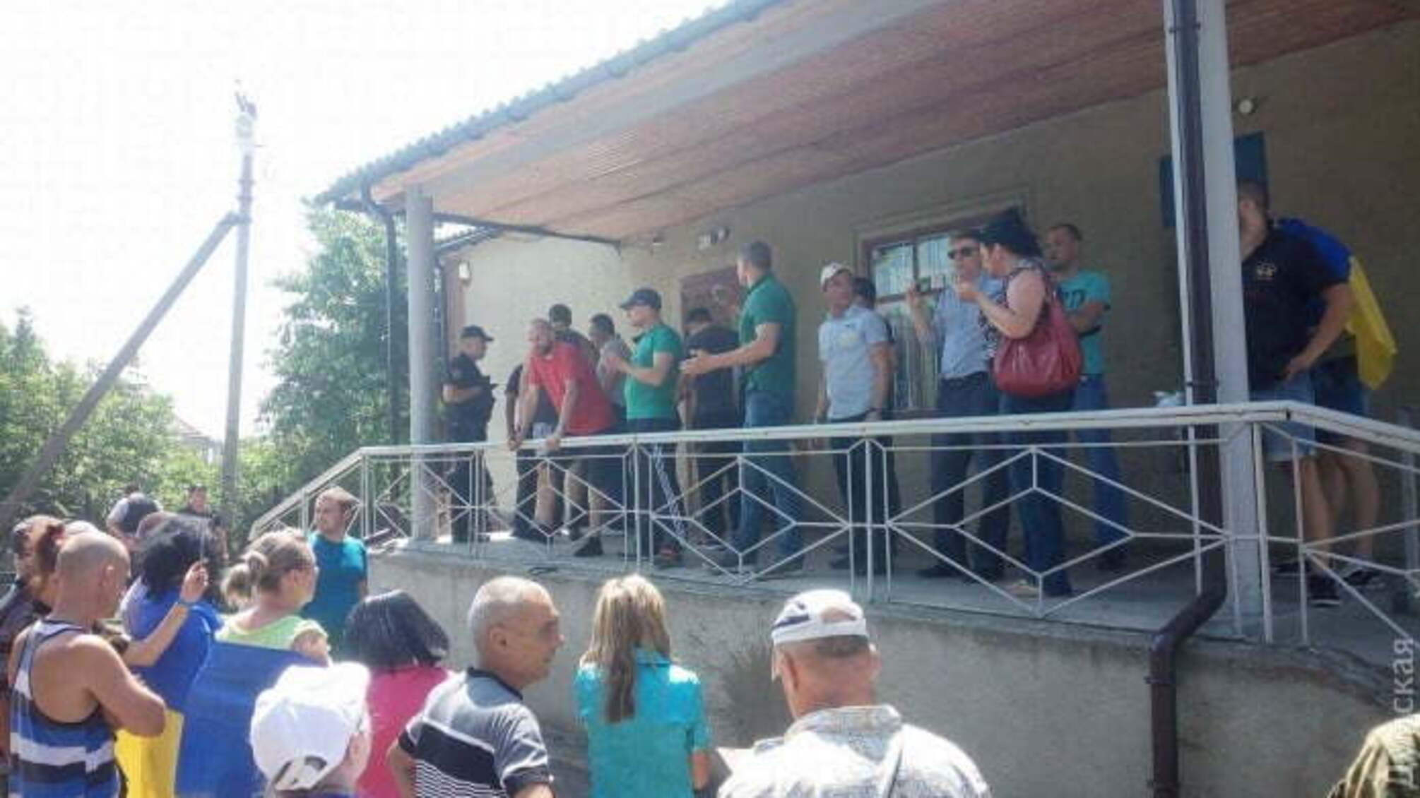 В Одеській області активісти закидали будівлю суду коктейлями Молотова – кадри