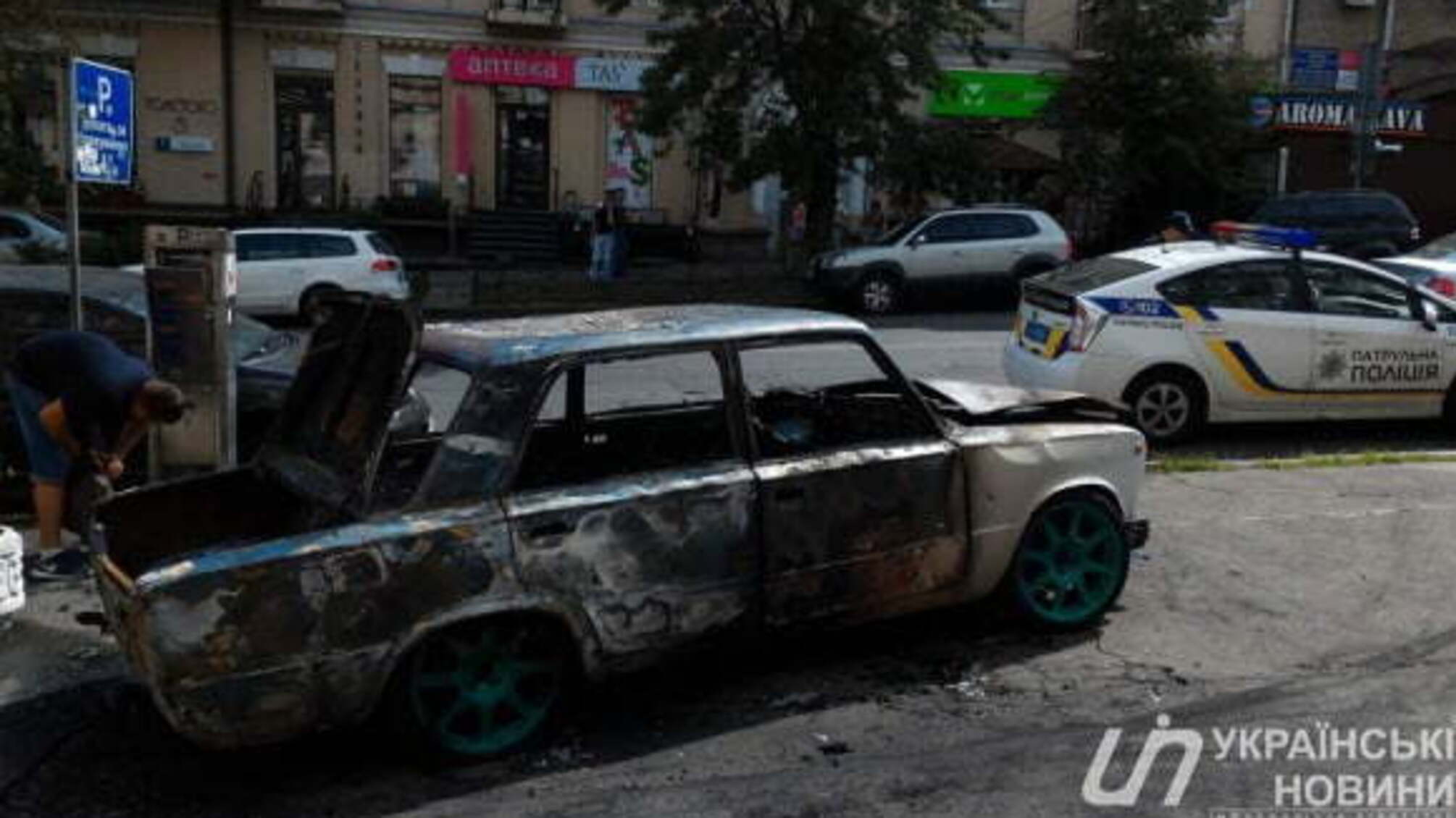 У центрі Києва вибухнув припаркований автомобіль – опубліковані кадри