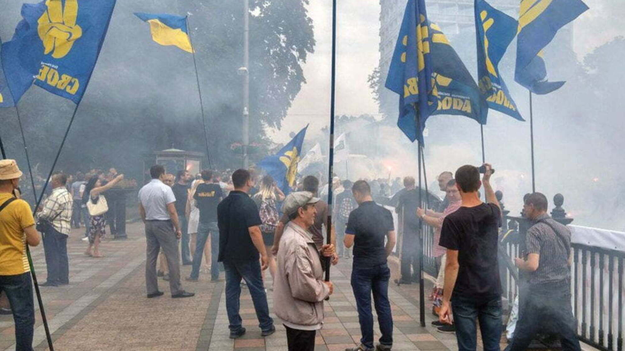 У Києві 'Азов' і 'Свобода' вимагають забрати недоторканність у народних обранців – опубліковані кадри