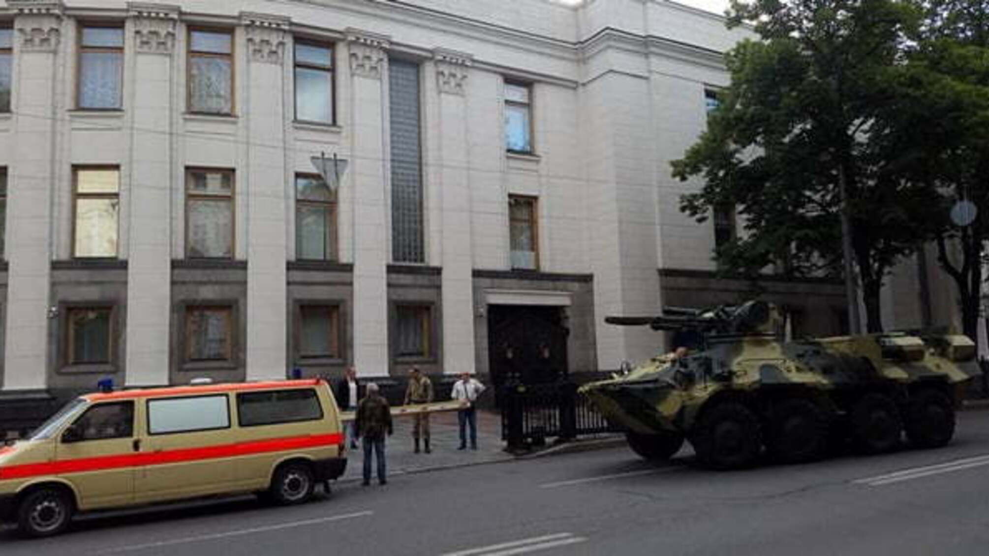 У двір Верховної Ради стягнули військову бронетехніку: стали відомі унікальні подробиці – опубліковані кадри