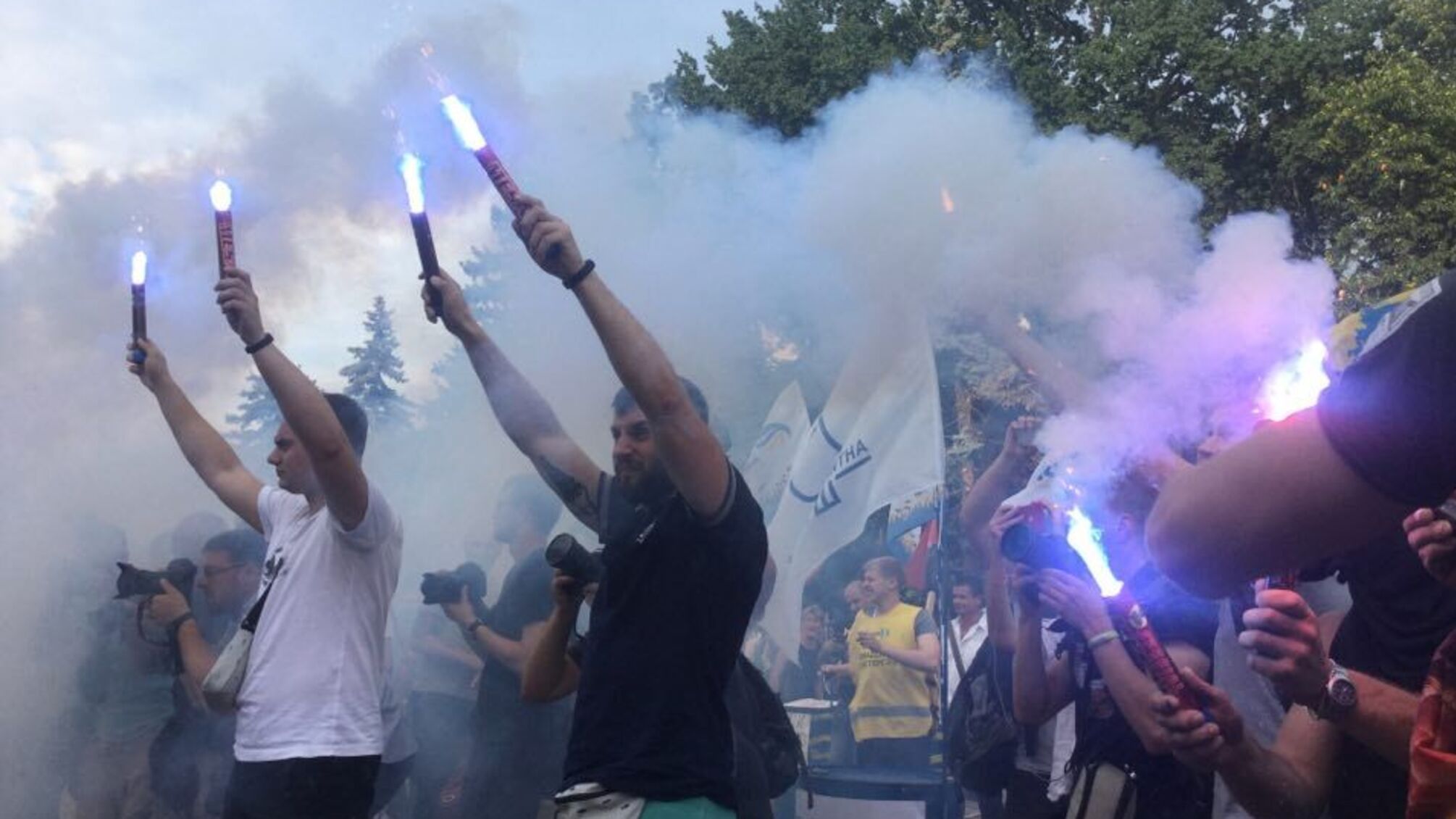 Під Радою в Києві між поліцією та Національним корпусом сталася сутичка – застосували газ – кадри