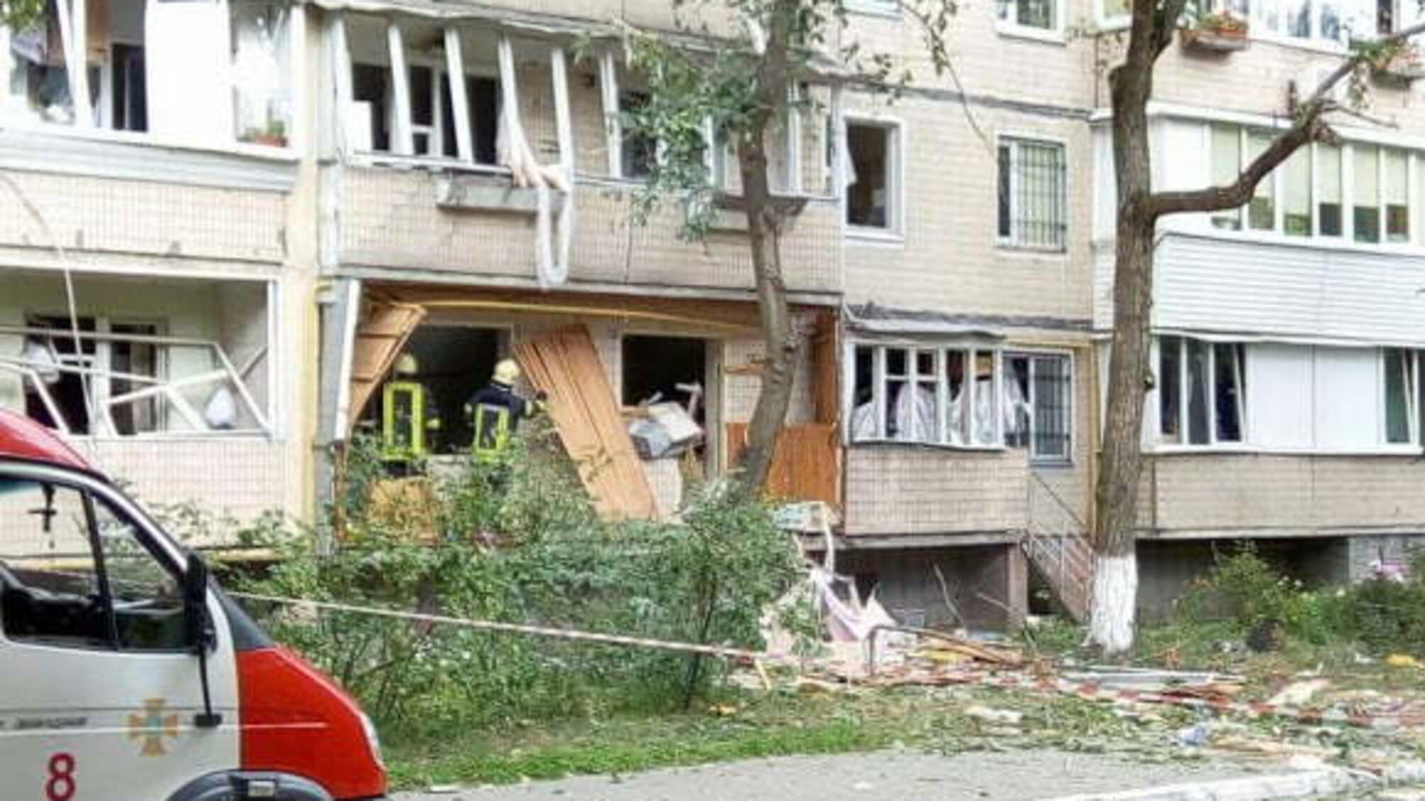У Києві прогримів вибух в дев'ятиповерхівці – на місці події працюють пожежники – кадри