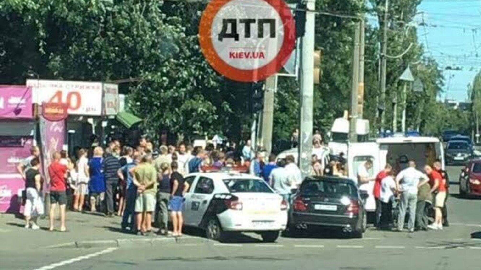 Трагедія в Києві: іномарка на швидкості влетіла в натовп людей, є жертви