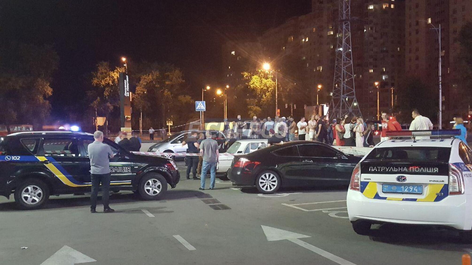 У столиці біля ТРЦ невідомі розстріляли з автомата чоловіка