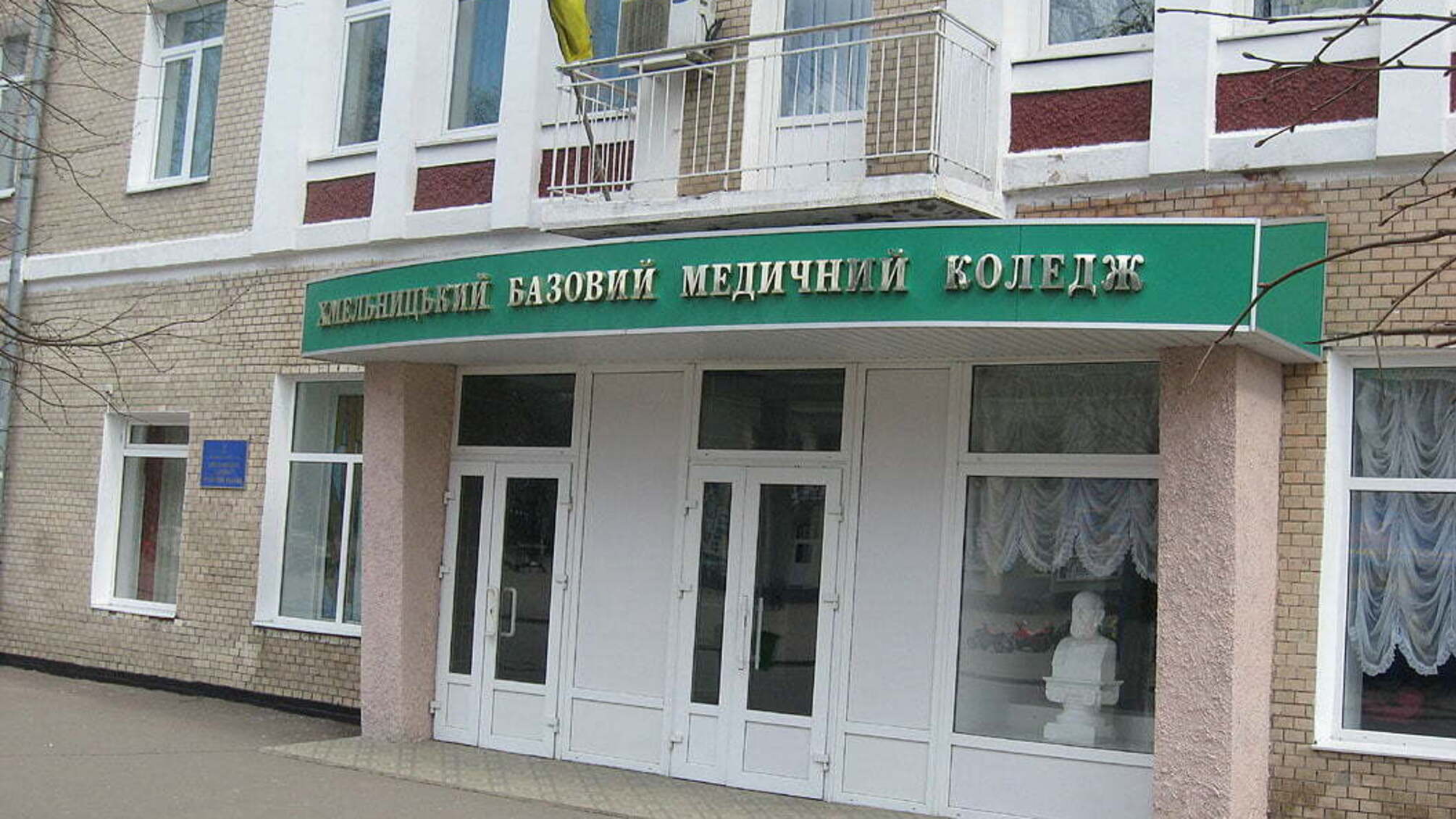 У Хмельницькому заступницю директора медколеджу затримали на хабарі