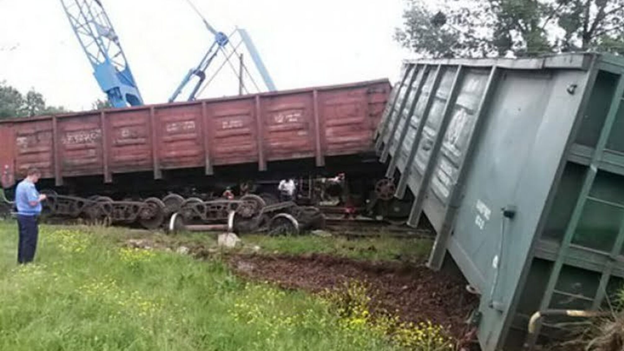 На Дніпропетровщині п'ять навантажених металом вагонів зійшли з рейок