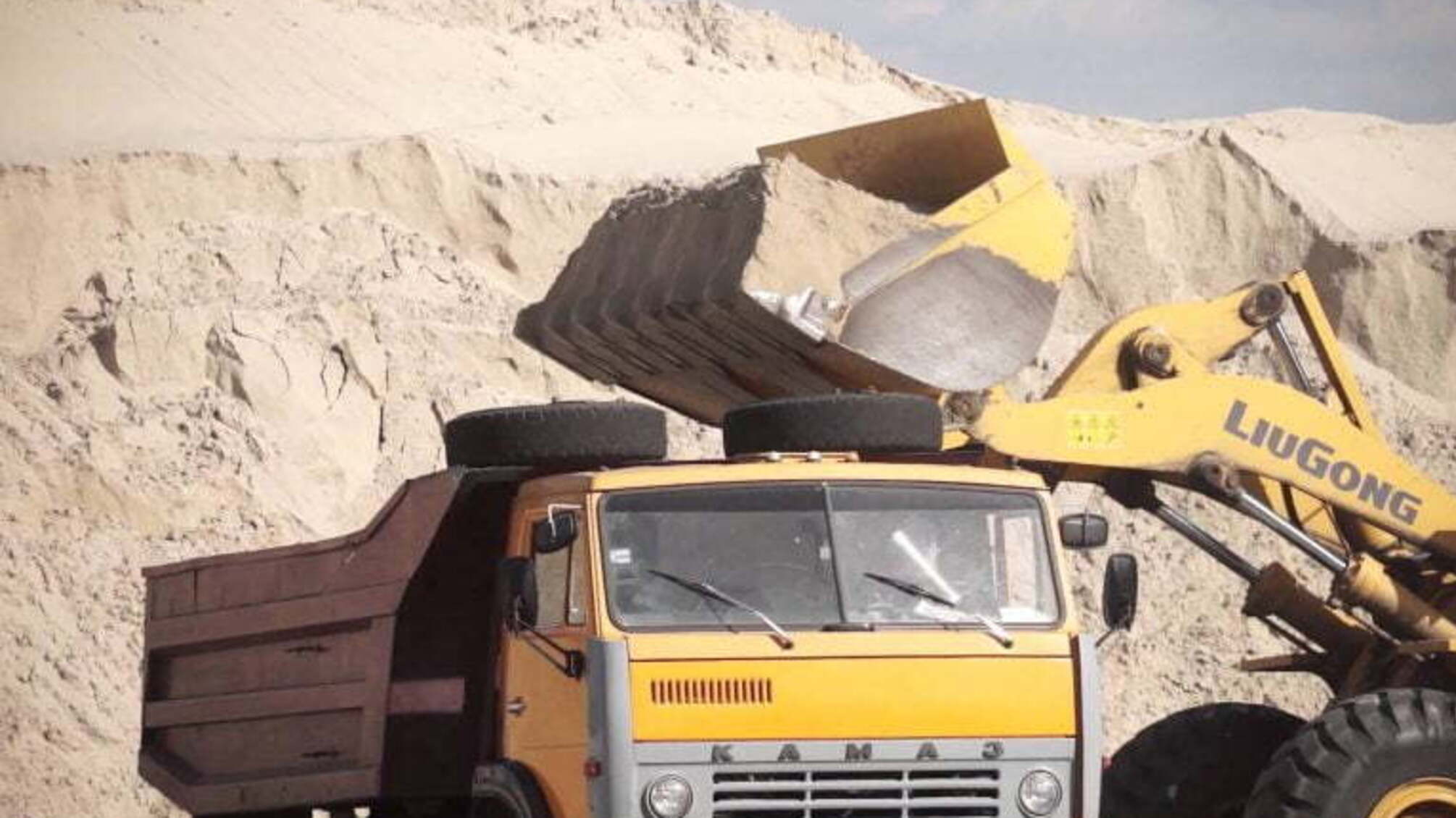 Активісти 'Стоп корупції' з Херсона зупинили незаконний видобуток піску на Каховському водосховищі