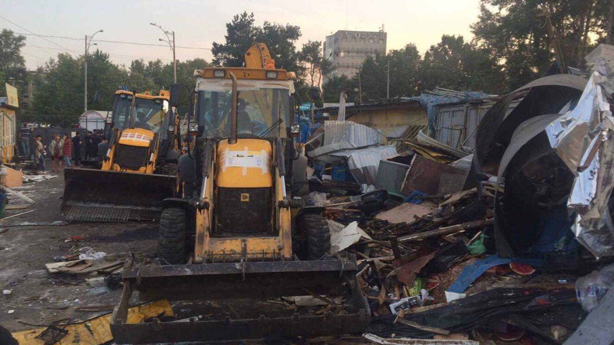 В Києві невідомі розгромили найпопулярніший ринок – кадри