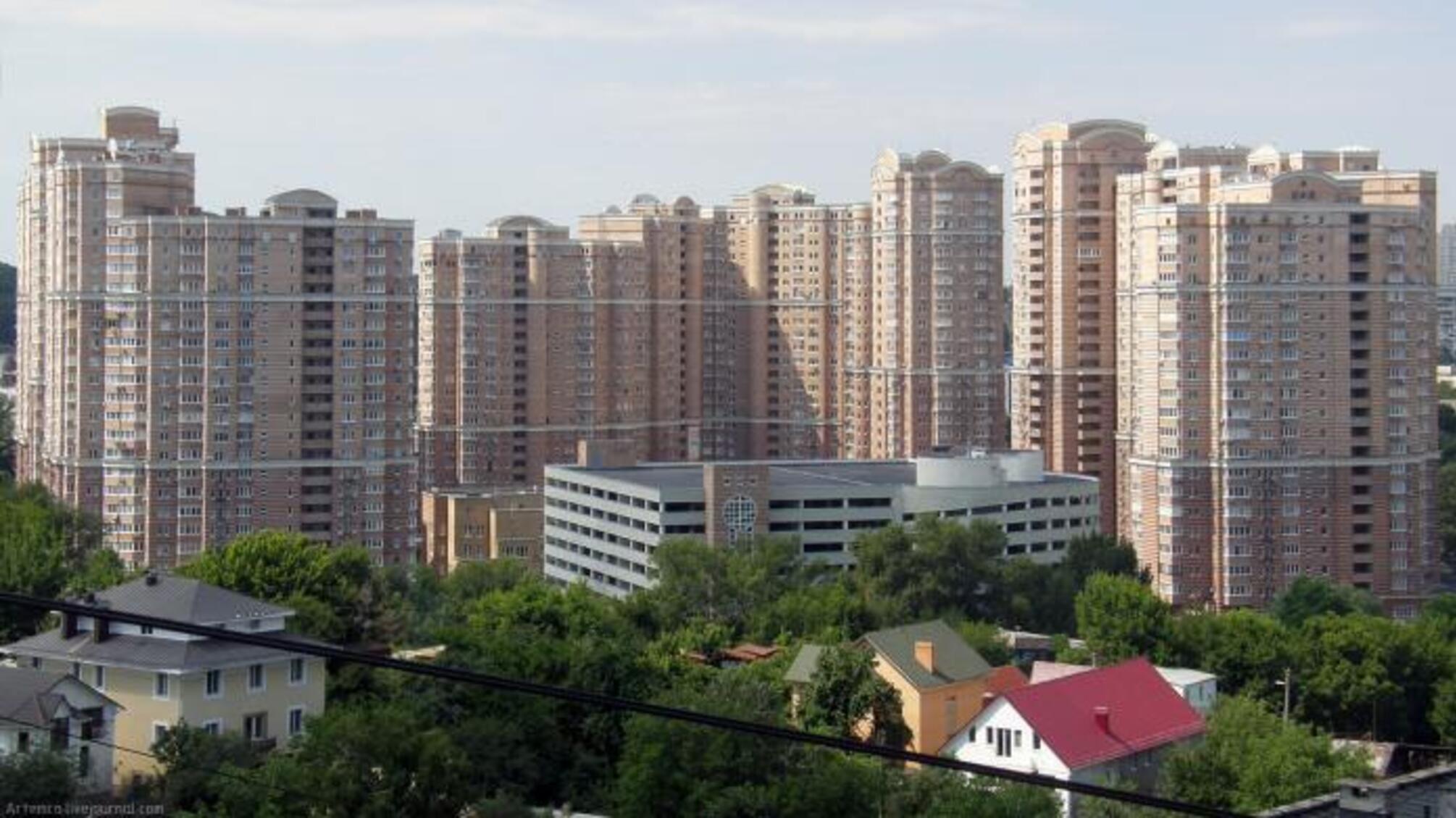 'СтопКор' з'ясував, хто є забудовником двох нелегальних будинків у столичному Голосієвому