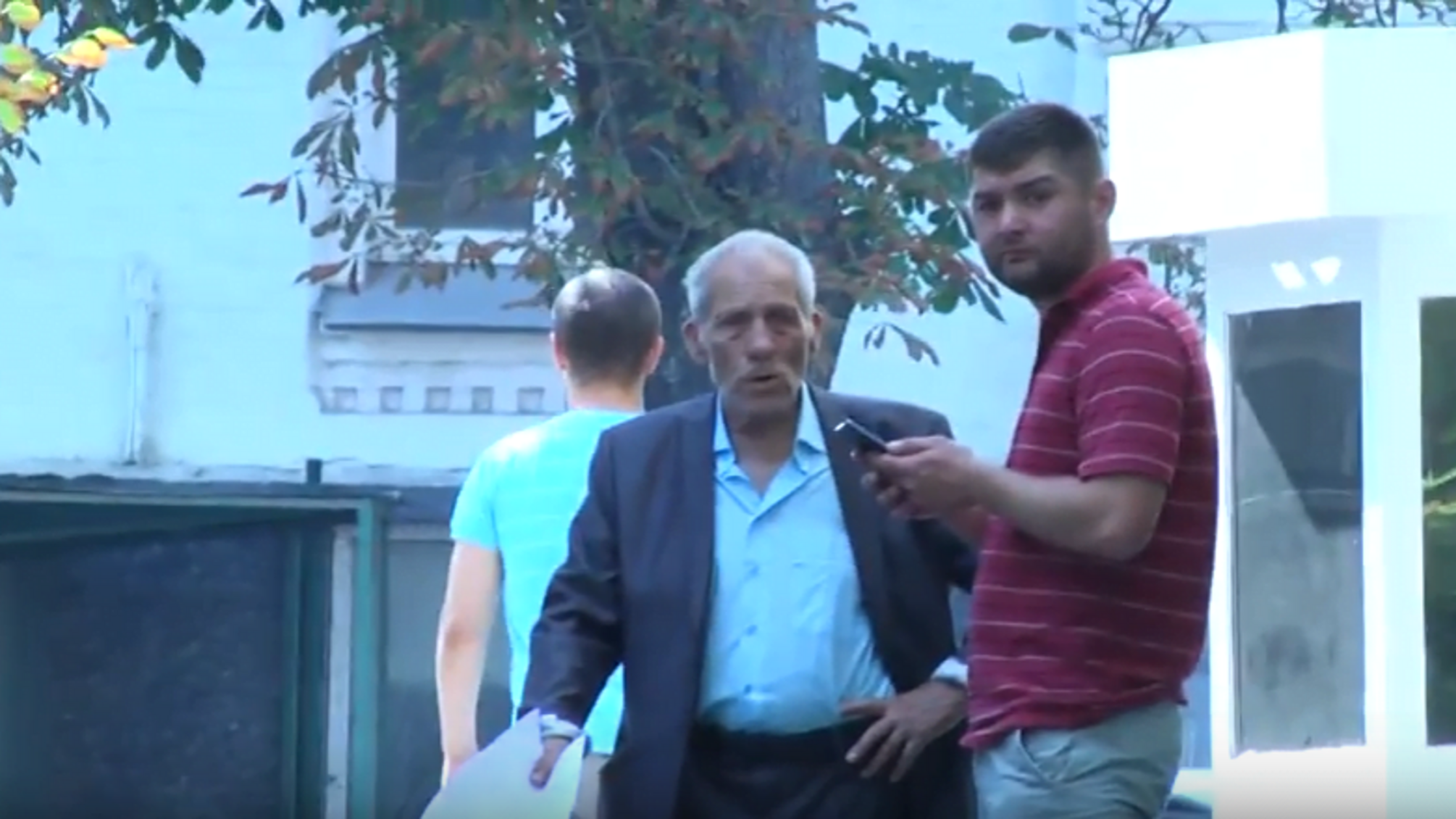 За знімальною групою біля будівлі СБУ стежив невідомий чоловік