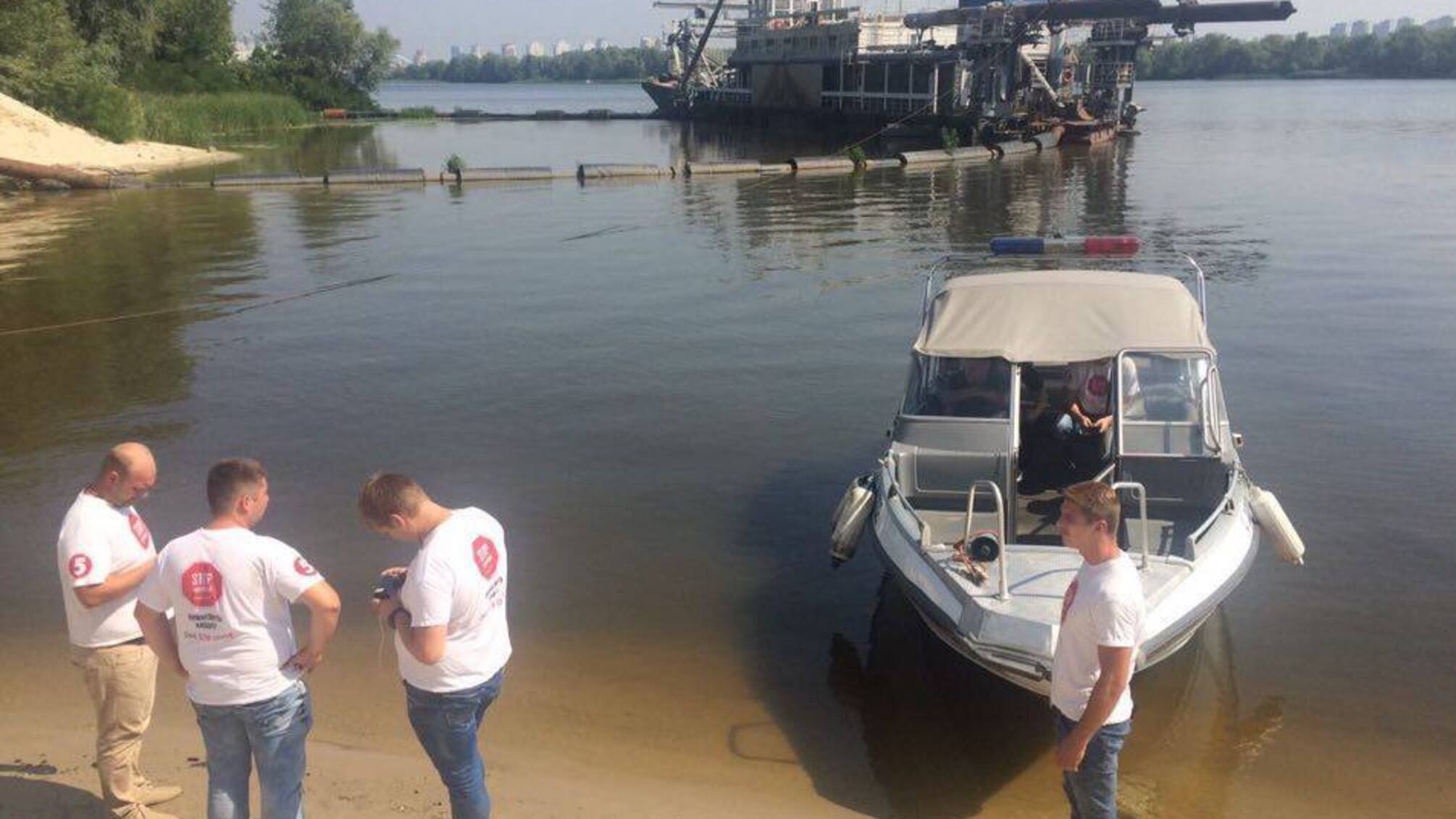 'СтопКор' викрив незаконну точку видобутку піску біля Південного мосту у Києві