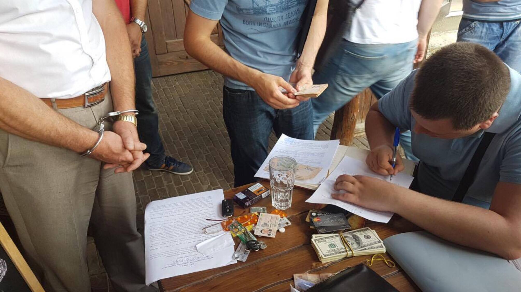 'СтопКор' став свідком затримання на хабарі директора державного банку у Чернівцях