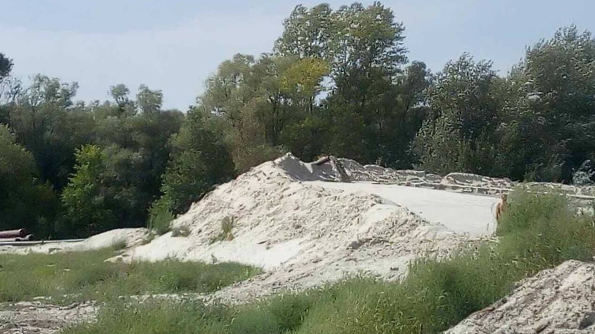За даними 'СтопКору', з точкою незаконного видобутку піску у Погребах на Київщині пов'язані помічники відомих політиків