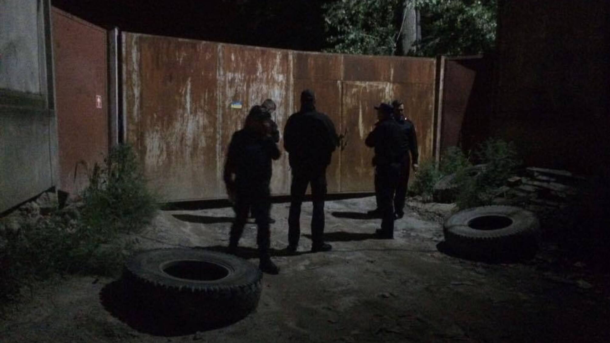 За даними 'СтопКору', тітушкам на піщаній точці на Видубичах платять по 100 доларів за ніч