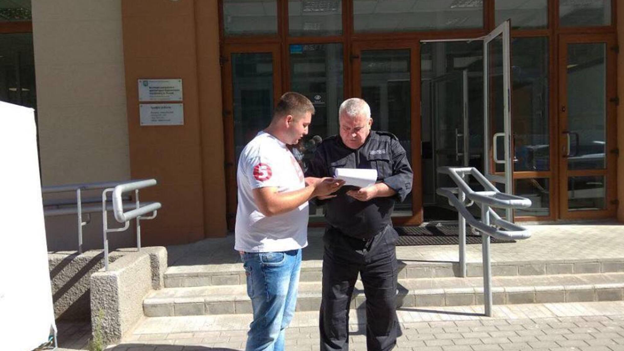 'СтопКор' через незаконні забудови проводять громадську приймальну під стінами інспекції ДАБІ у Львові