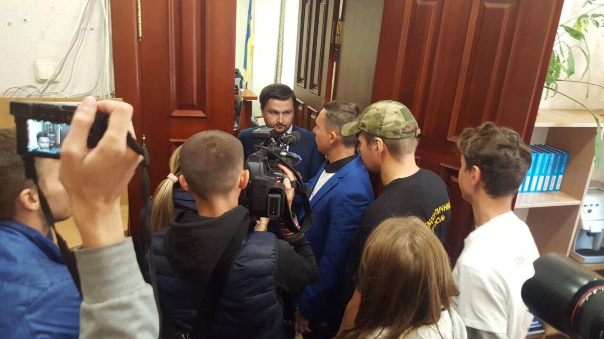 'СтопКор' зустрівся з прокурором Голосіївського району через справу піщаних нелегалів на Видубичах