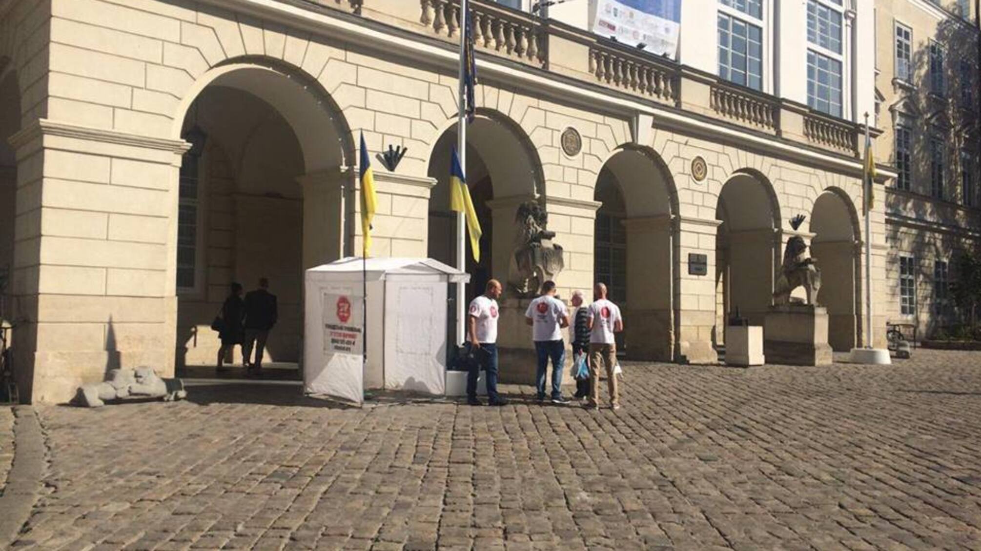 'СтопКор' через незаконні забудови проводить громадську приймальню під стінами Львівської мерії