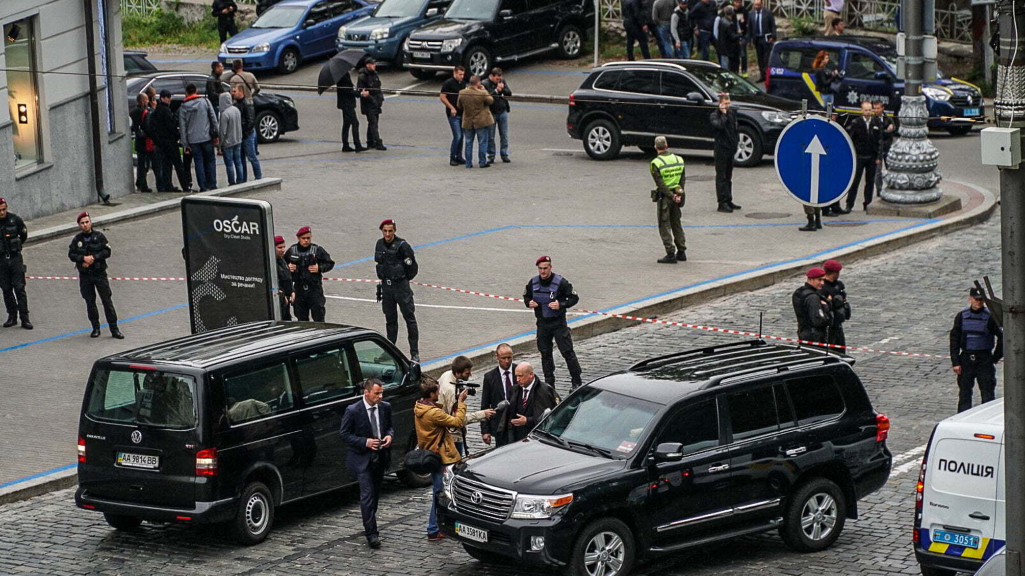 Ексклюзивні кадри з вулиці Грушевського, де в День Незалежності України невідомі влаштували вибух: СБУ озвучила попередню версію інциденту з пораненими