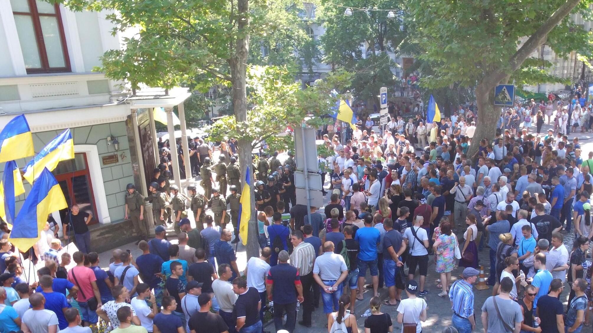 В Одесі біля обласної прокуратури відбувся масштабний мітинг: люди втомилися від бандитського свавілля і звинувачують градоначальника