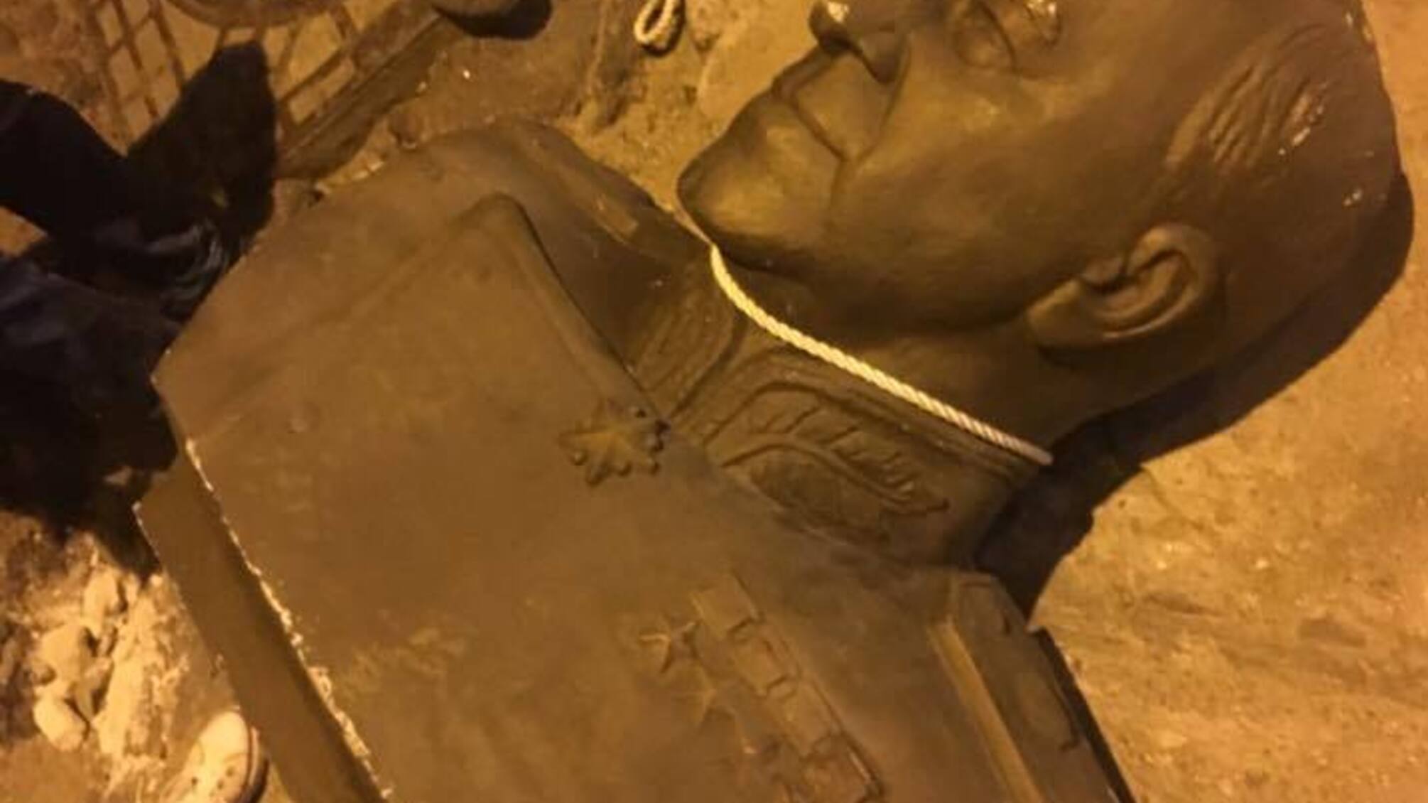 В Одесі активісти знесли бюст одіозного радянського воєначальника Жукова