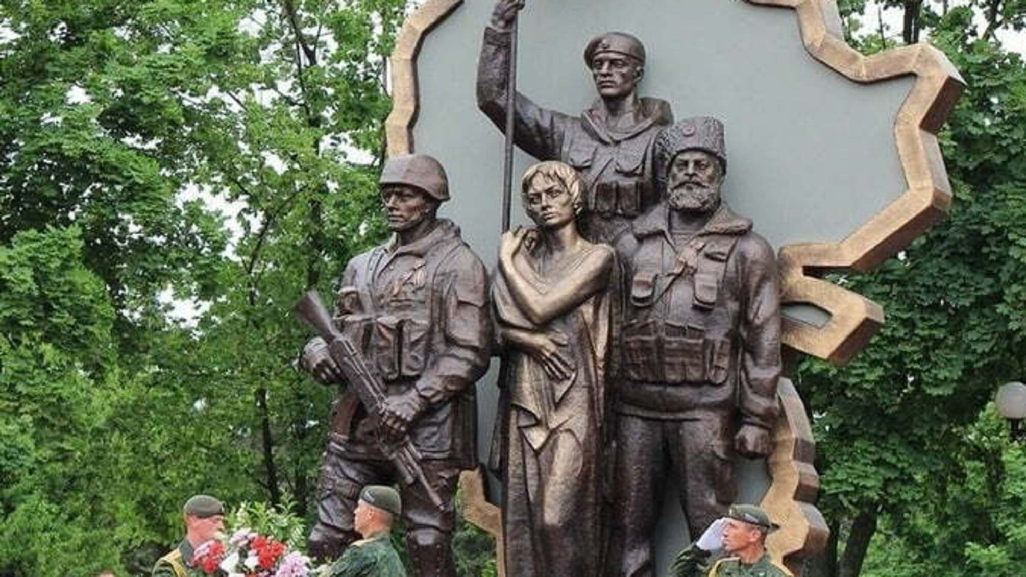 В центрі окупованого Луганська підірвали пам'ятник терористам – кадри