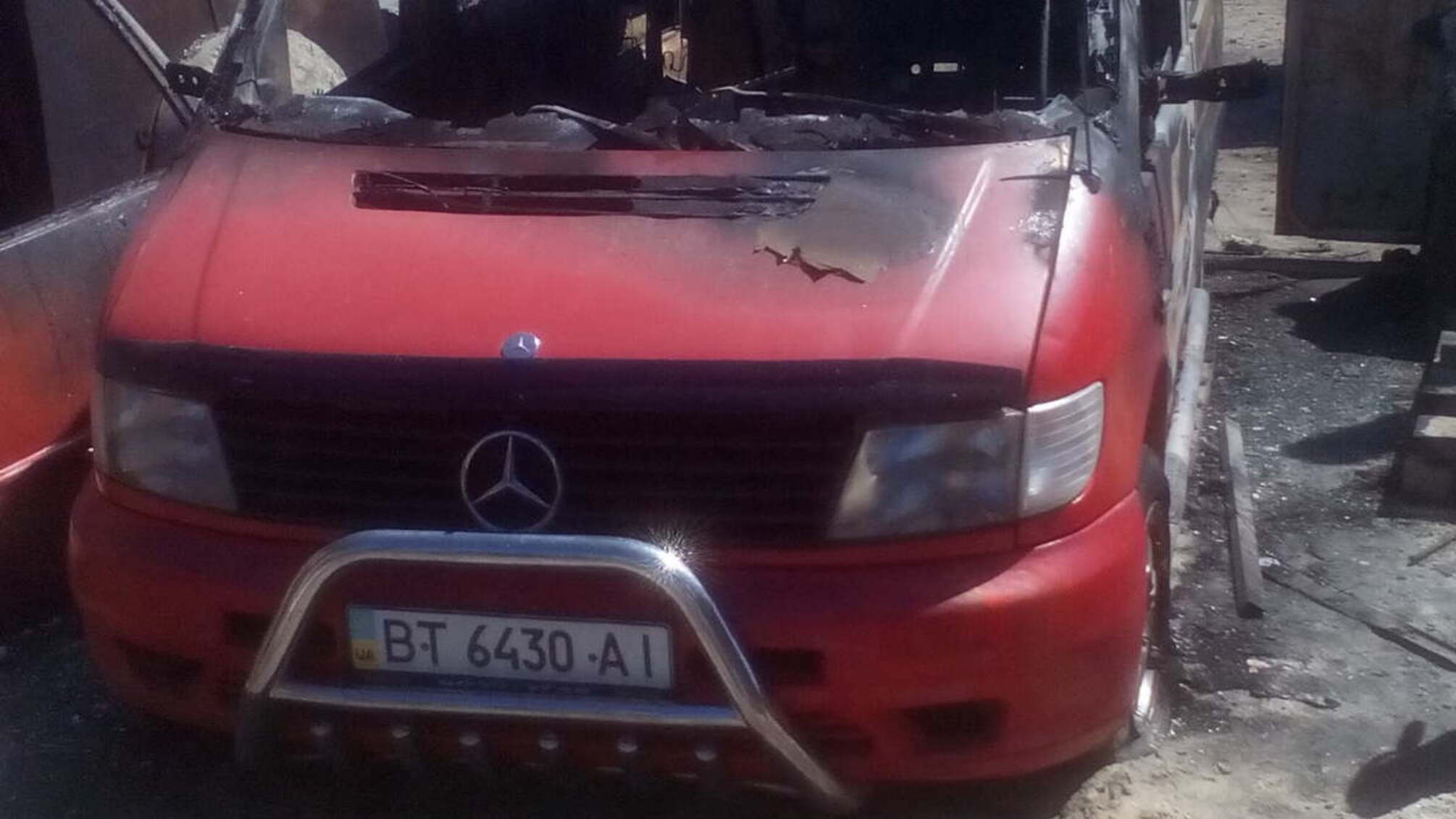 У Генічеську однодумцю 'СтопКору', який розслідує справи про розкрадання коштів з міського бюджету, спалили авто