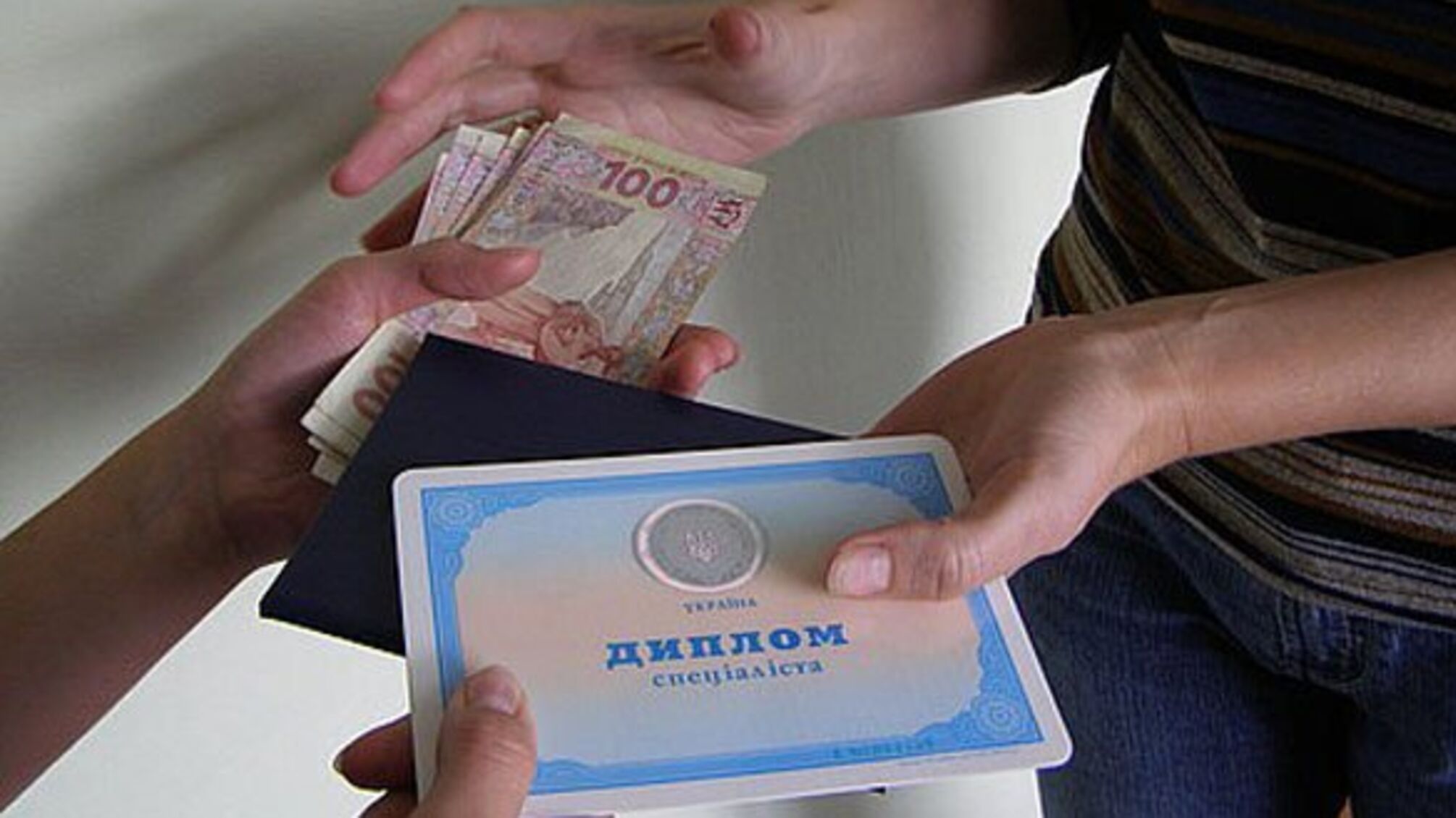Керівника апарату КМДА запідозрили в підробці диплому
