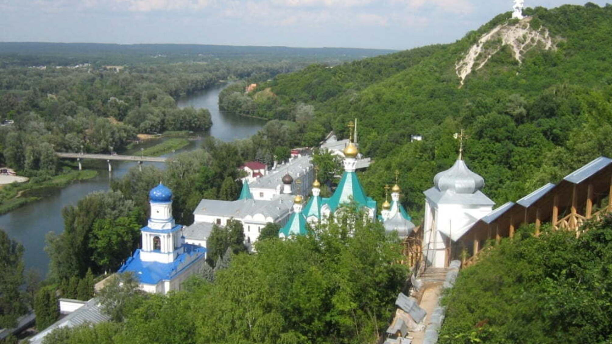'СтопКор' став свідком нелегітимної сесії у Святогірську на Донеччині, під час якої у депутатський корпус протягнули батька відомого політика