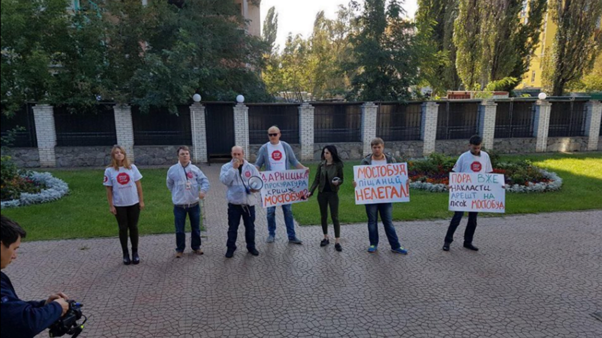 Після акції 'СтопКору' у прокуратурі Дарницького району Києва запевнили, що роблять усе можливе для арешту піску нелегалів з Видубичів