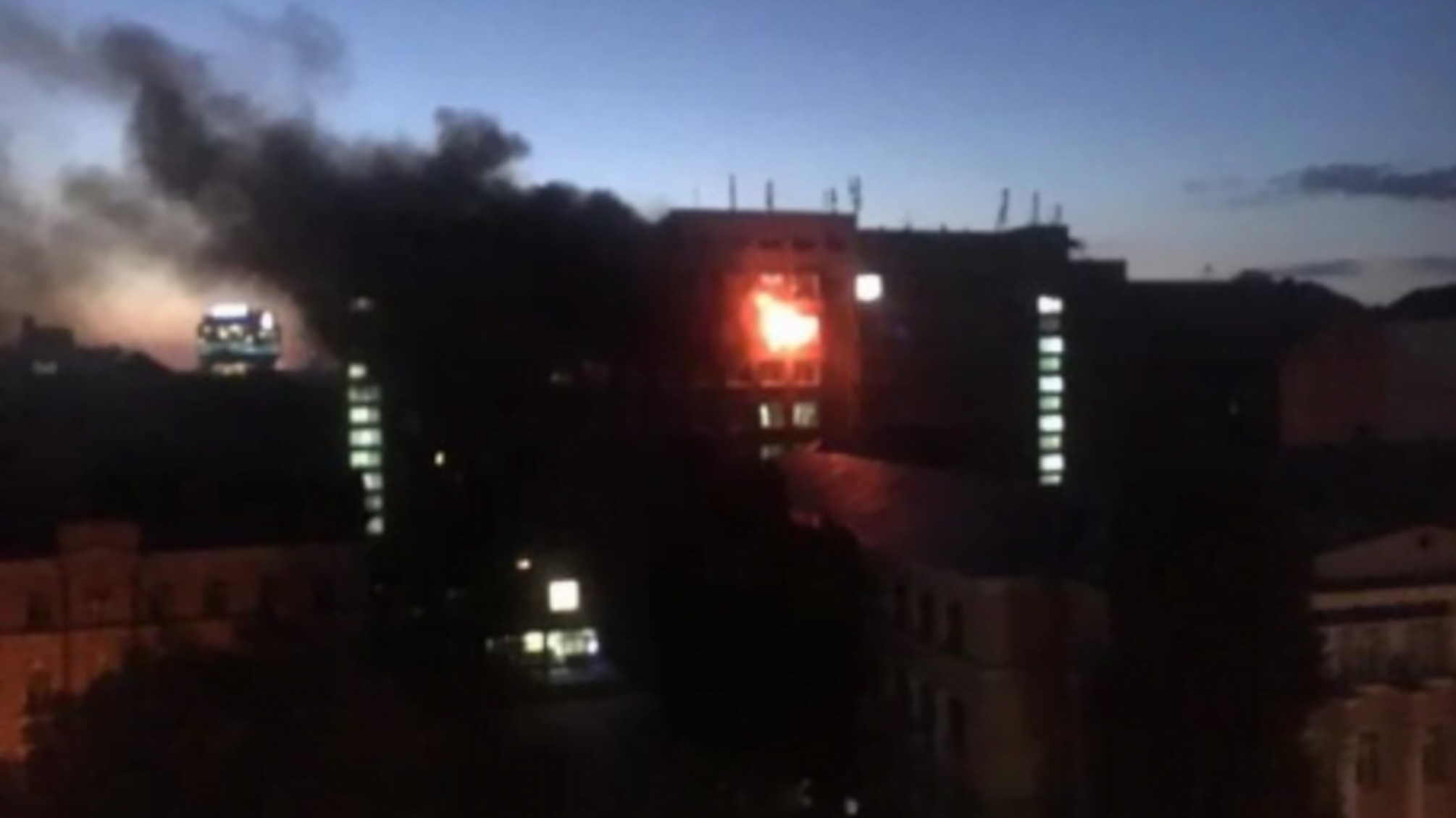 У Києві велика пожежа: на вулиці Володимирській горить відомий столичний ВНЗ. Кадри