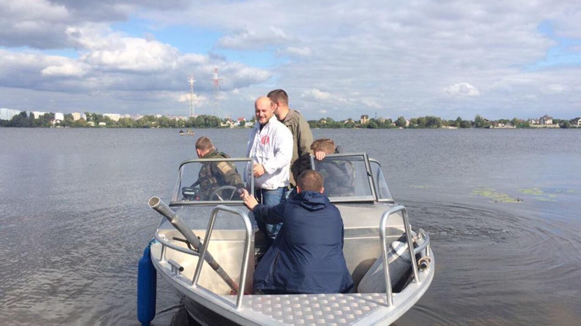 Після заяви 'СтопКору' водна поліція Києва почала шукати техніку для вивозу земснарядів з незаконної точки видобутку піску на Видубичах