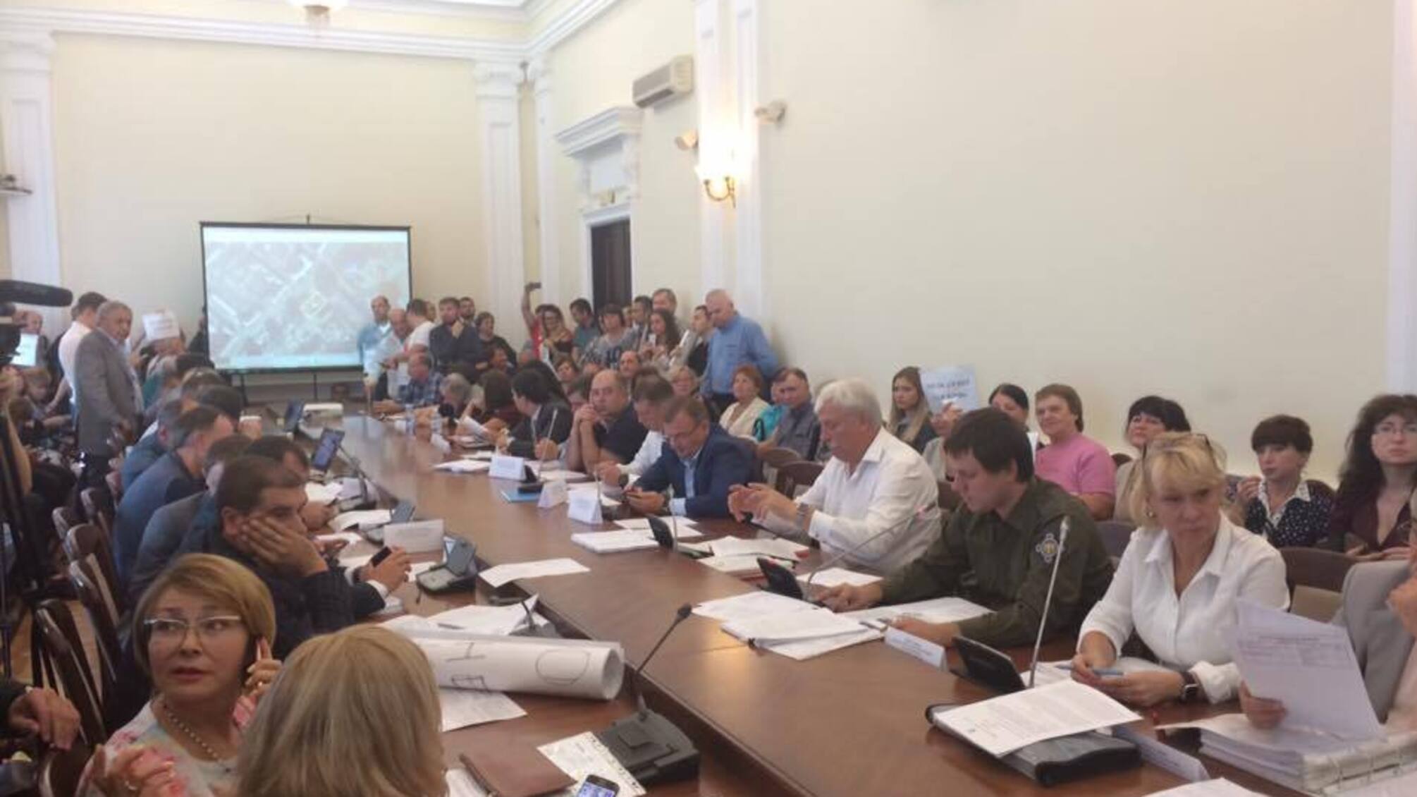 Забудовник на земельній комісії обіцяв удові Героя України Шаповала квартиру в обмін на висотку у сквері пам'яті чоловіка