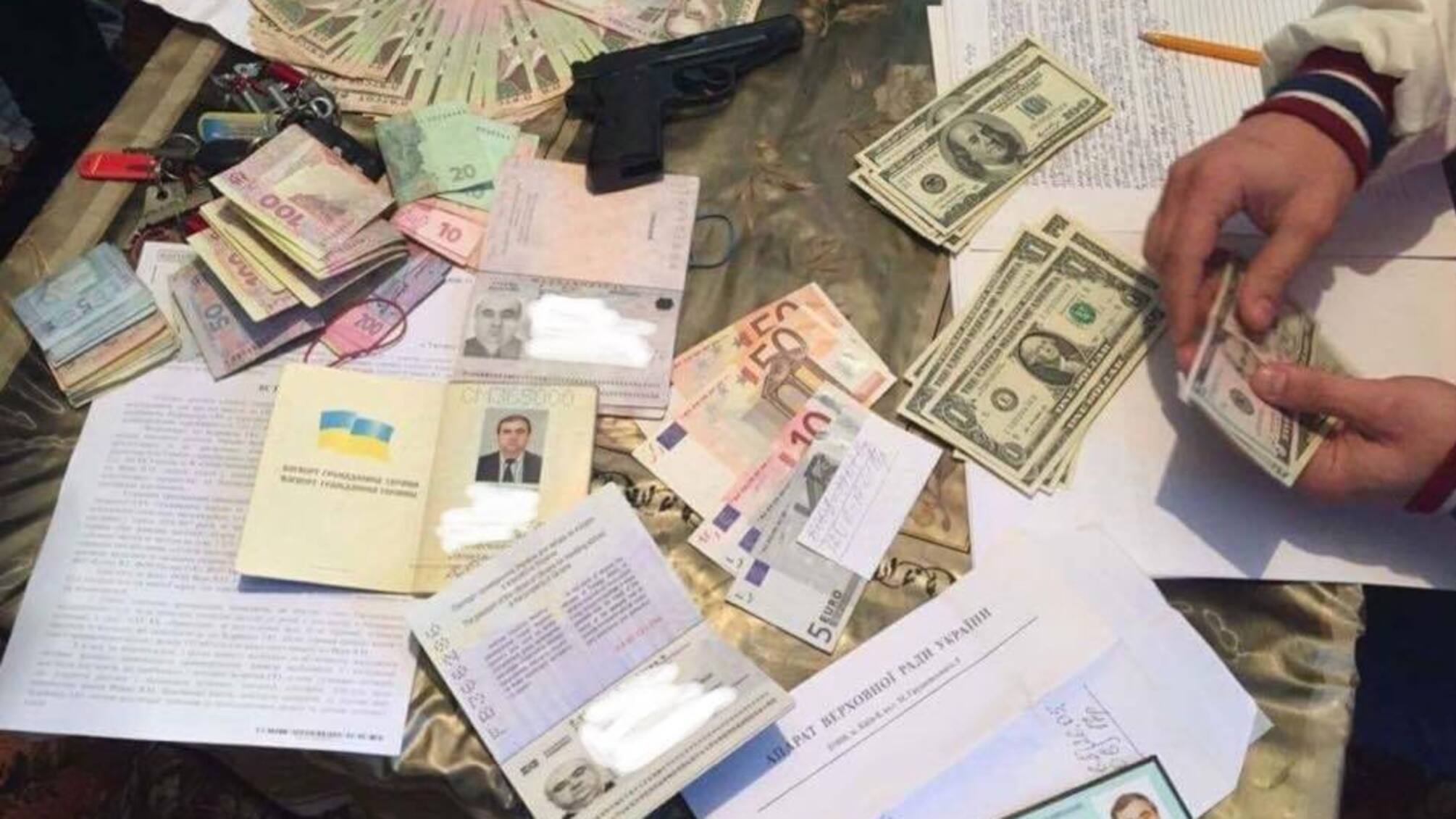 На Закарпатті на хабарі попався помічник нардепа