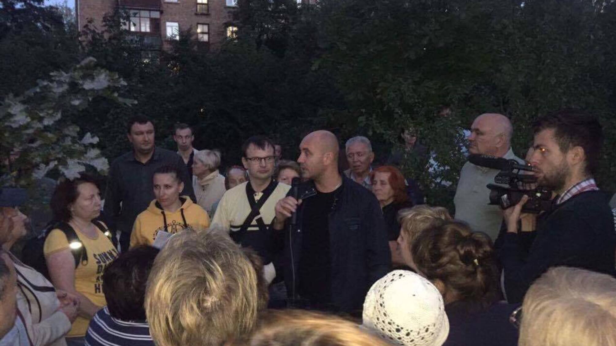 Журналісти стали на заваді знищенню скверу пам'яті Героя України у Києві